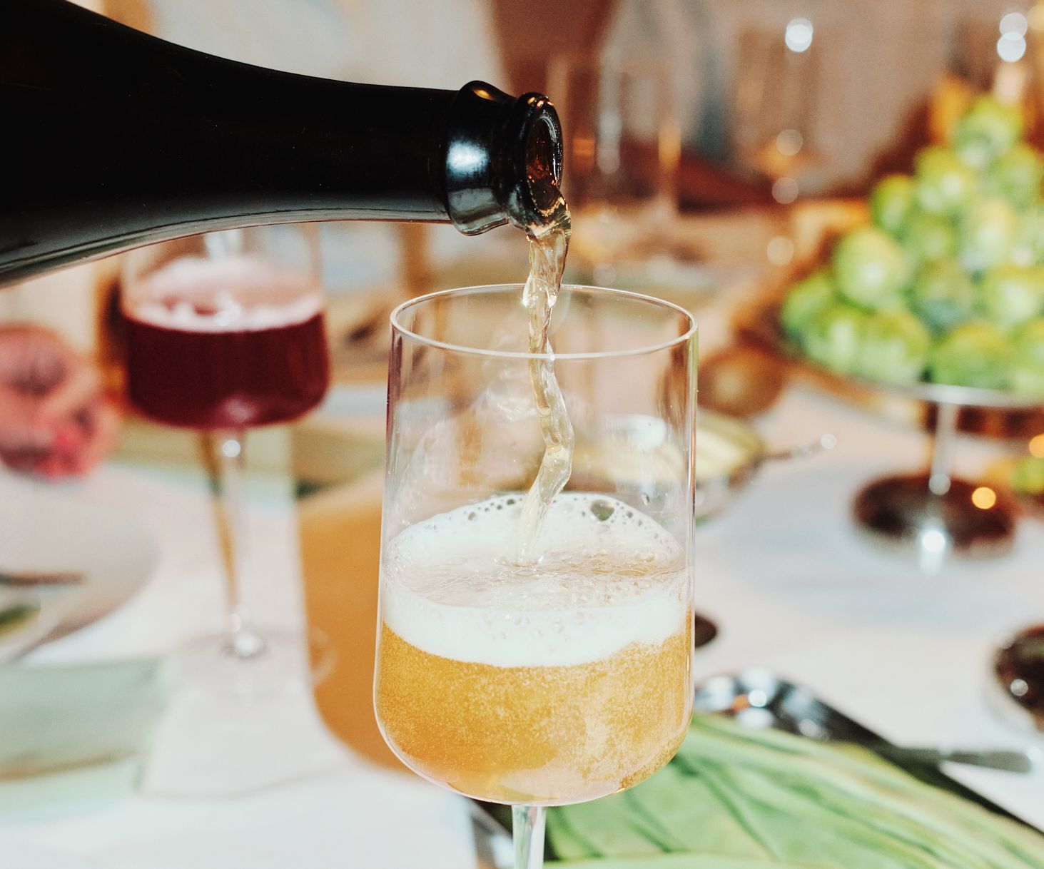 Leskende ENG 02 helles i et glass ved middagsbordet