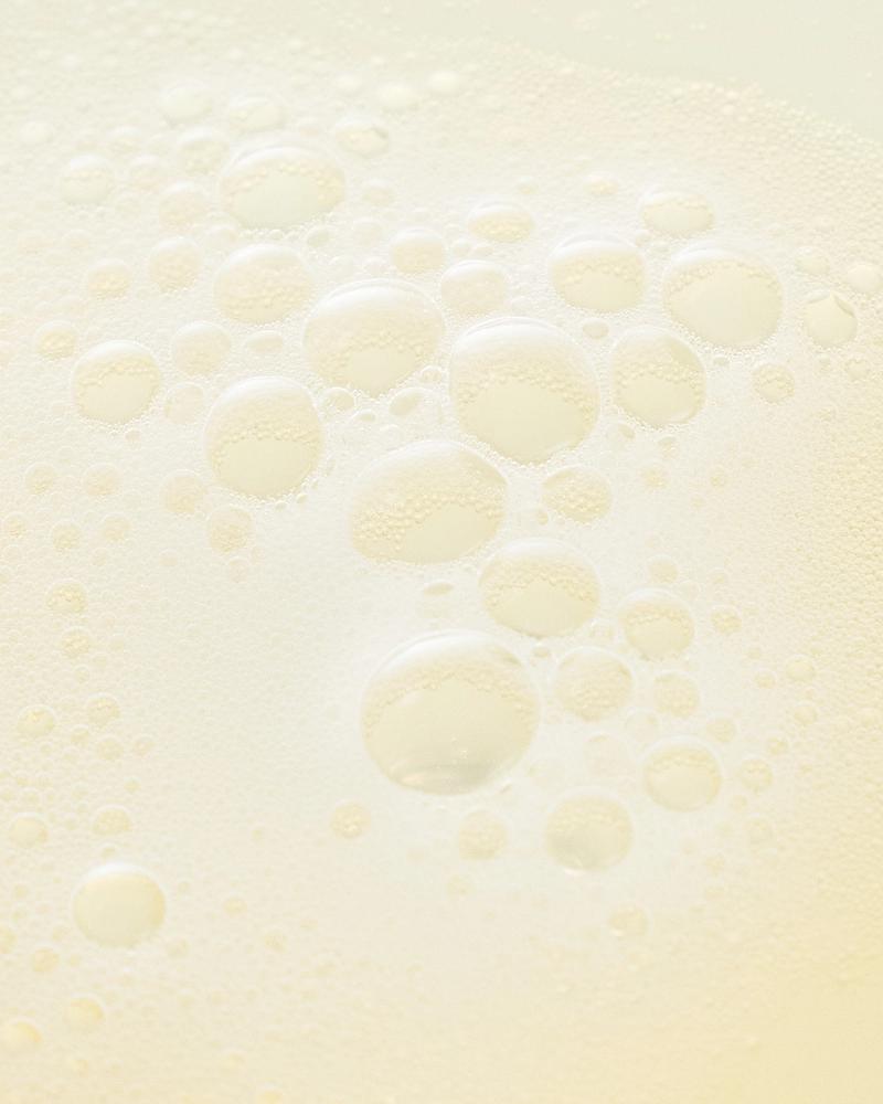 Close-up of a pale, bubbly surface from the alcohol-free, fermented drink Villbrygg Hagen.