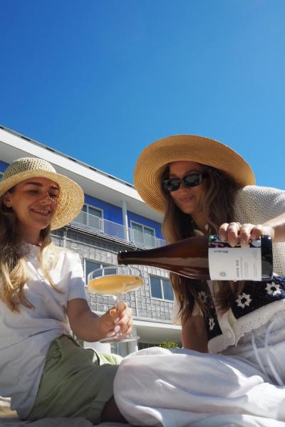 Girls pouring Villbrygg SKOG 03 in their glass