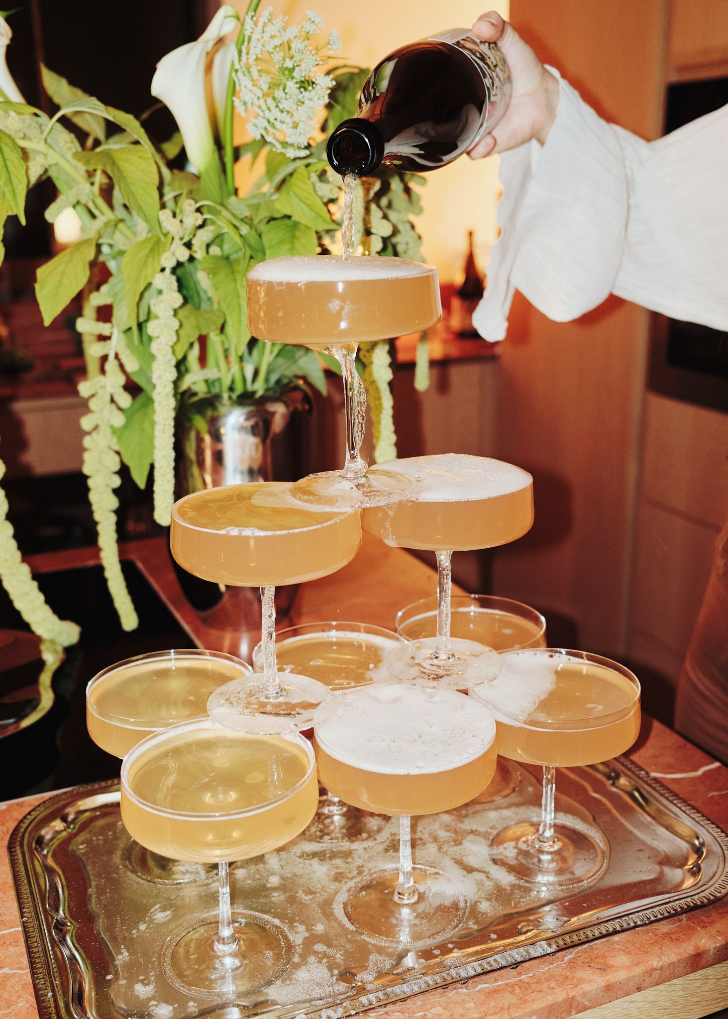 Alkoholfri velkomstdrikken skog helles i et tårn av glass