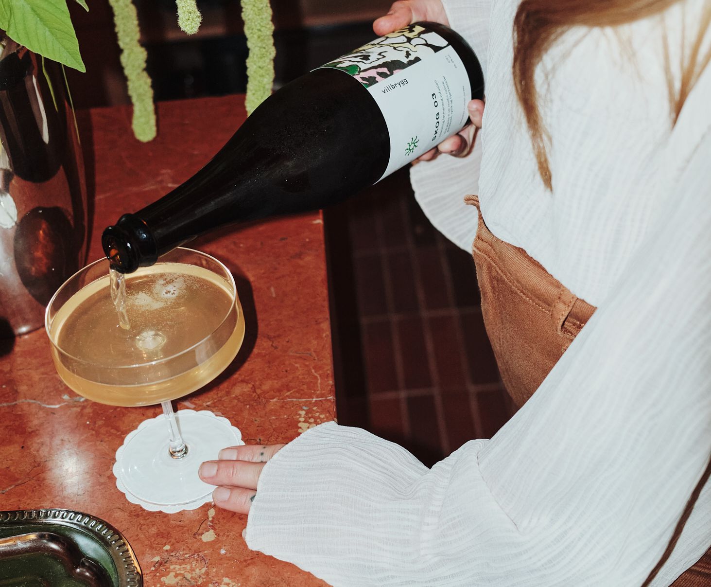 Det helles alkoholfri villbrygg velkomstdrikke SKOG 03 i et pent vinglass