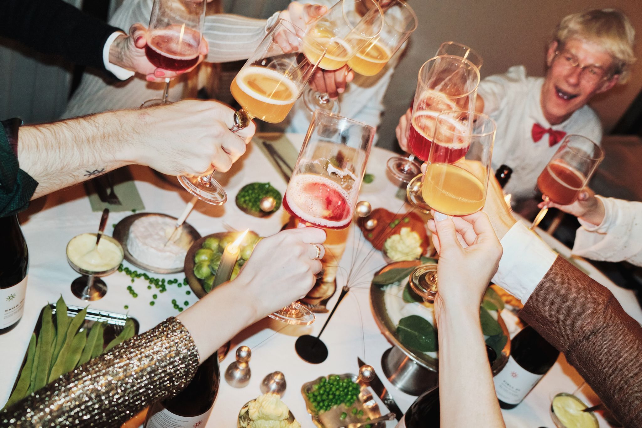 Alle generasjoner skåler med alkoholfritt villbrygg i glasset