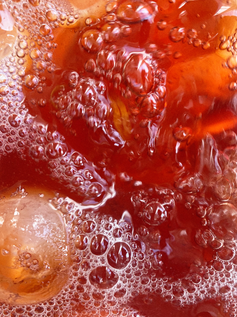 Bilde av Glimt, perlede i et glass – rød-orange farge.