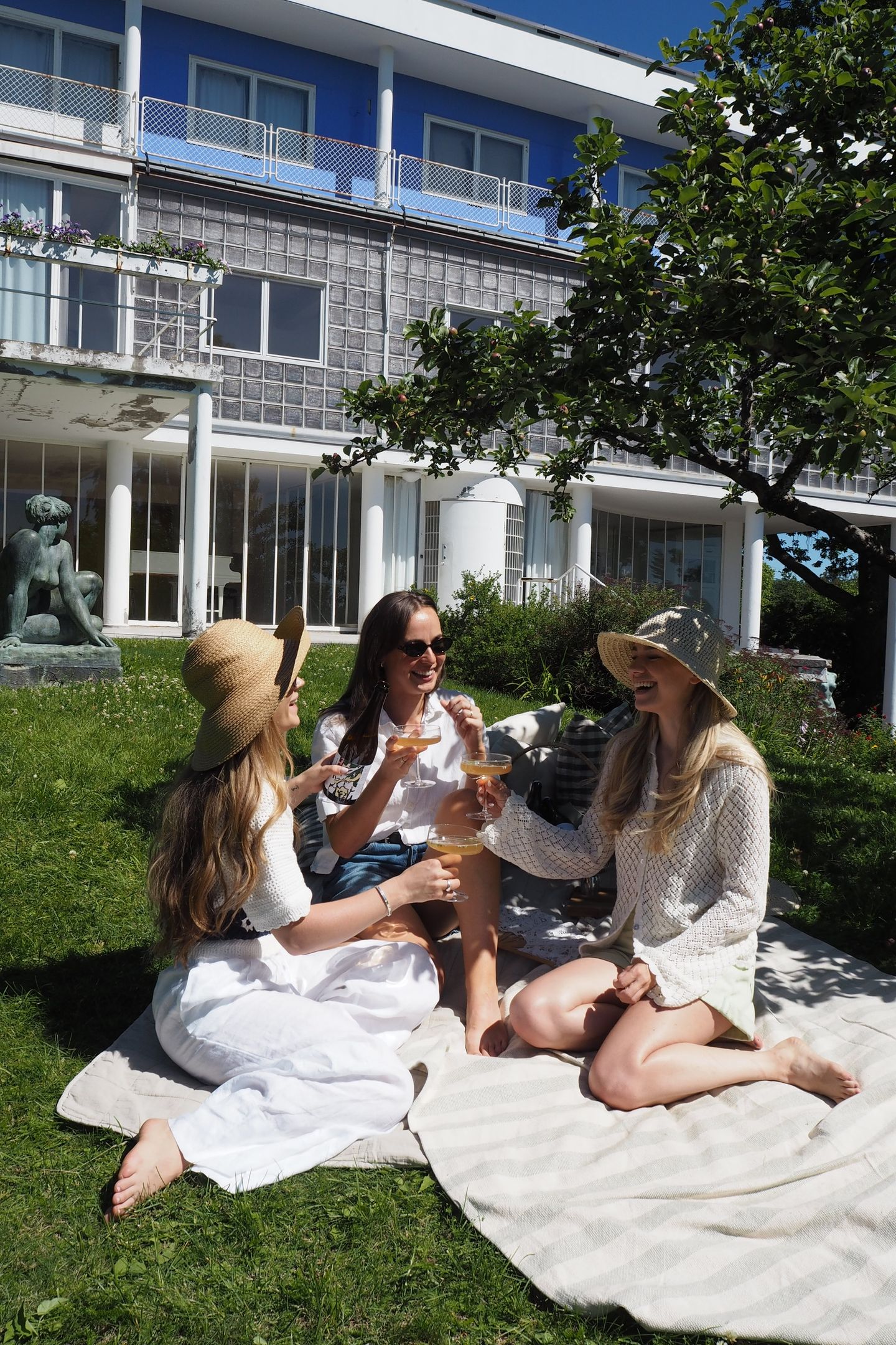 Three girls having a picnic and enjoying some fresh Villbrygg SKOG 03 in their glasses.