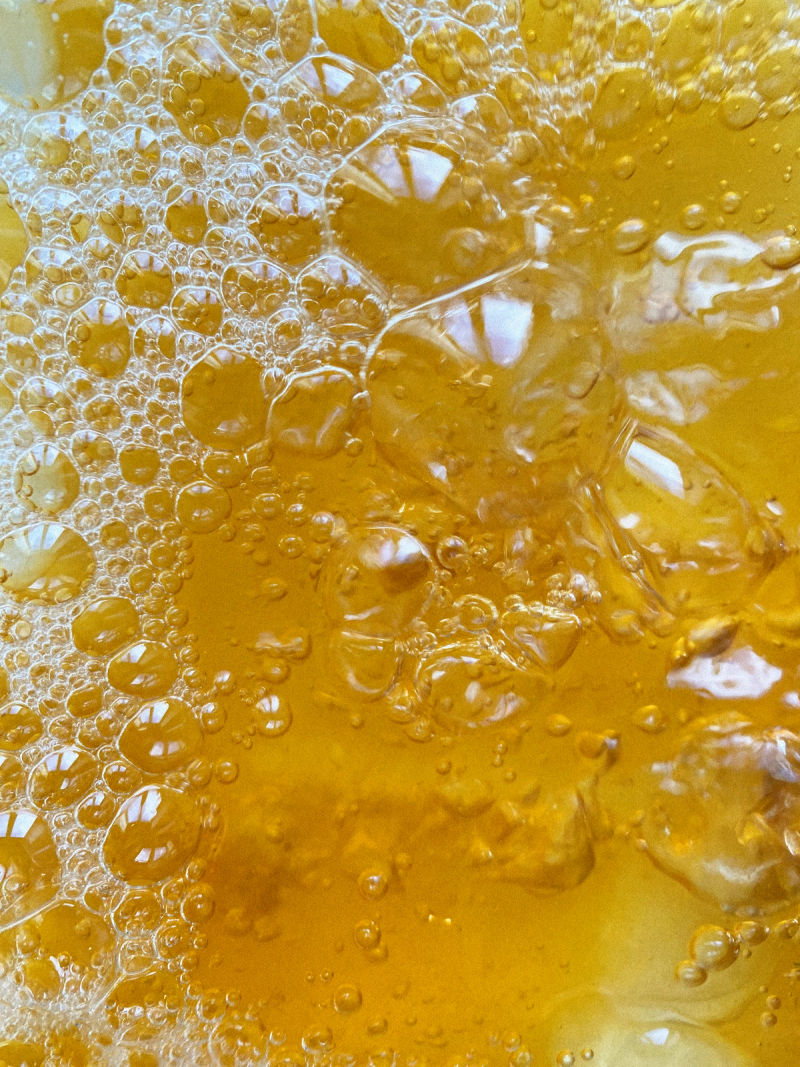 Bilde av Flyt, perlede i et glass – gul-orange farge.