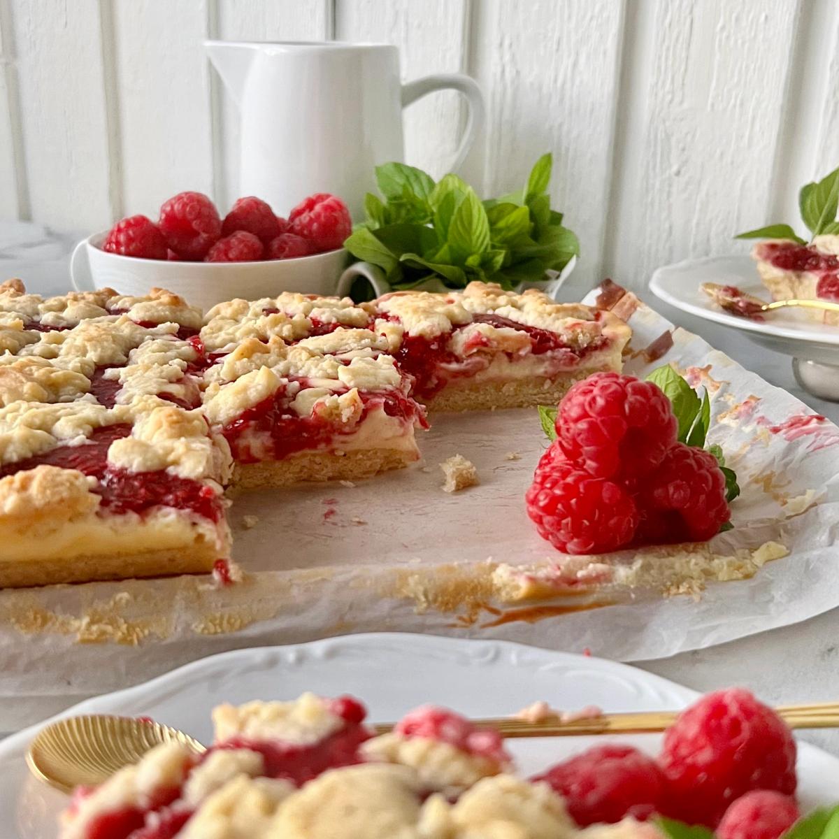 Smulpajsrutor med halloncheesecake
