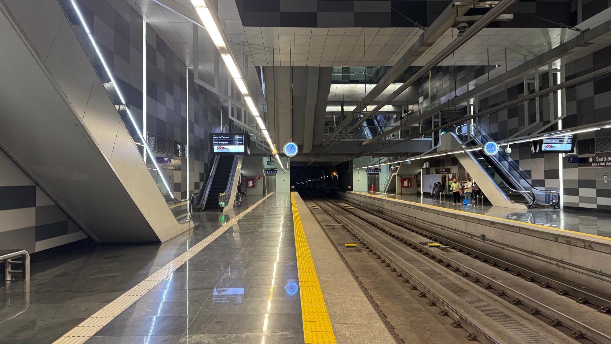 Train platform, under the center of Guadalajara