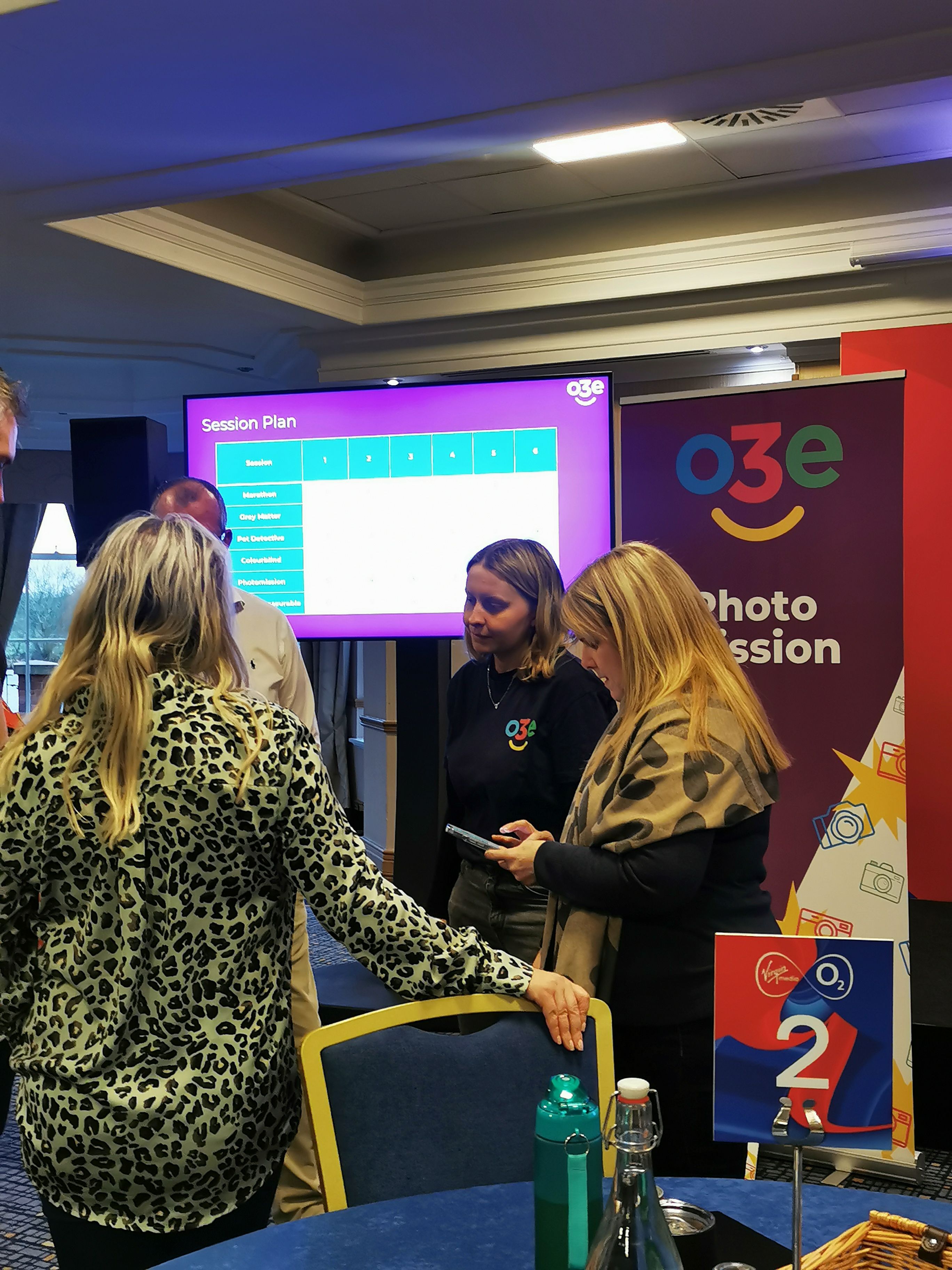A team solving a teamchallenge with o3e in the background