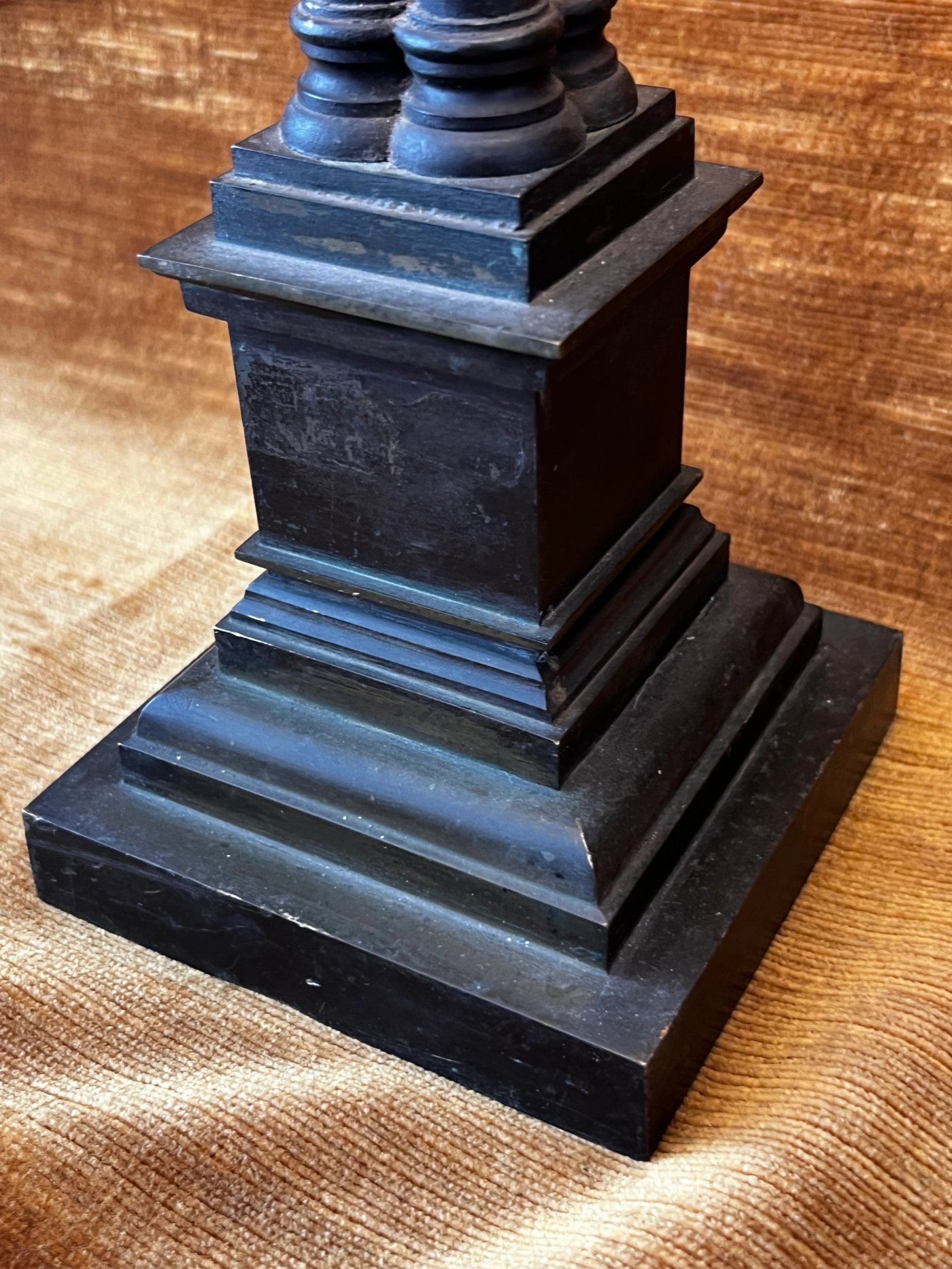 Lampe en bronze a colonnes