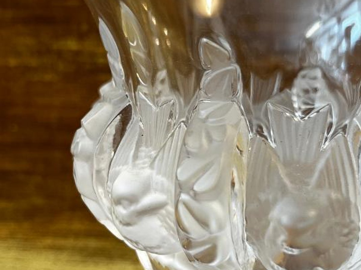 ceci est un vase Lalique