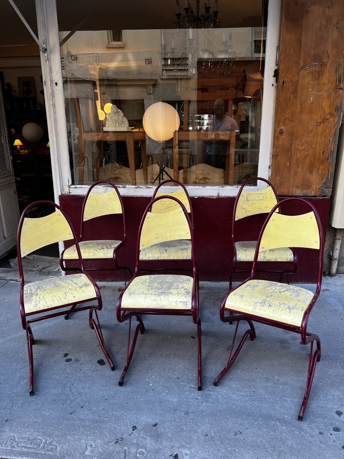 Chaises design jaunes et rouges