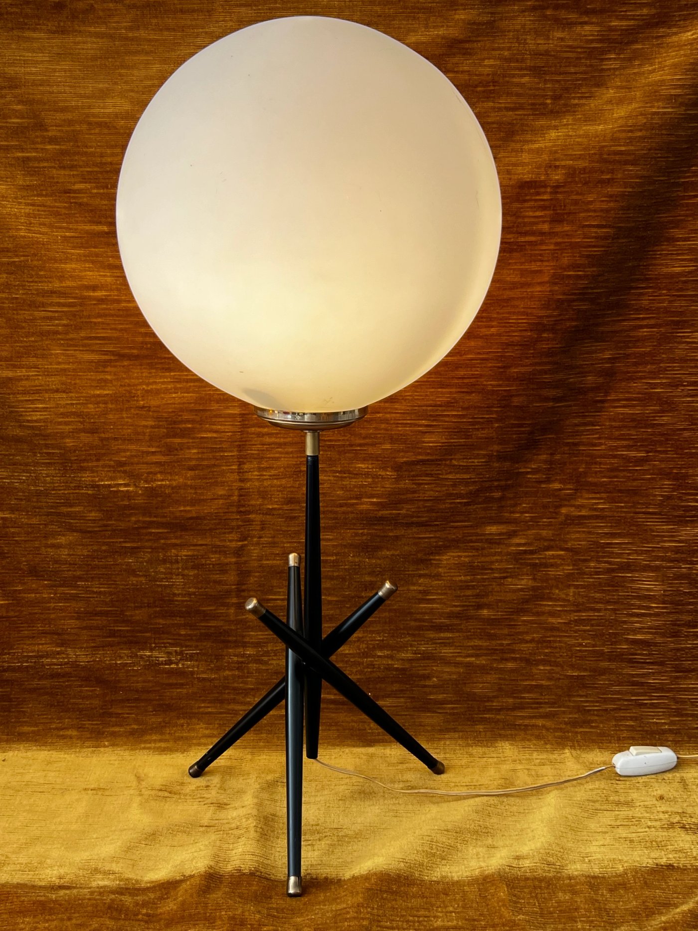 Lampe boule tripode