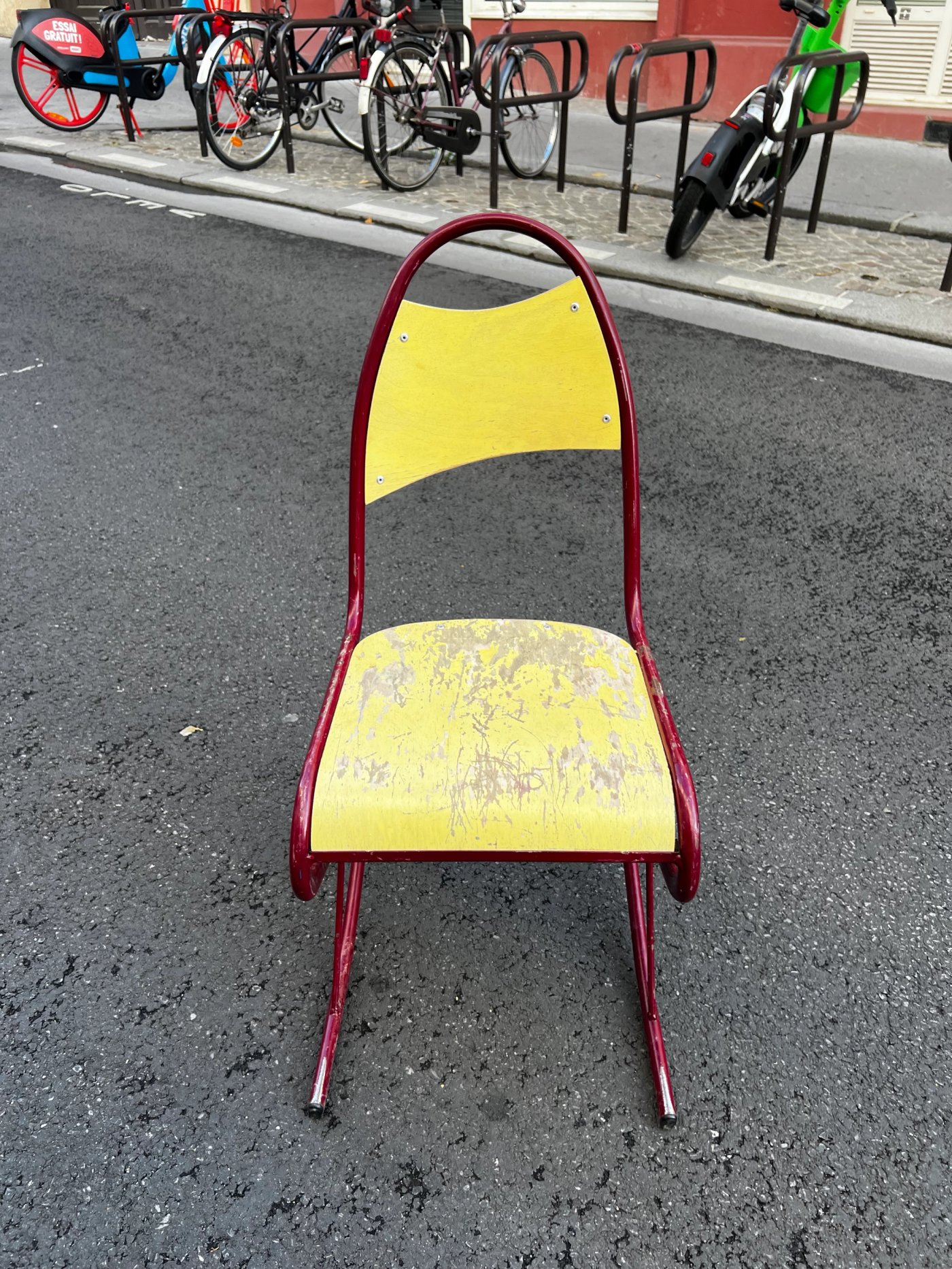 Chaises design jaunes et rouges