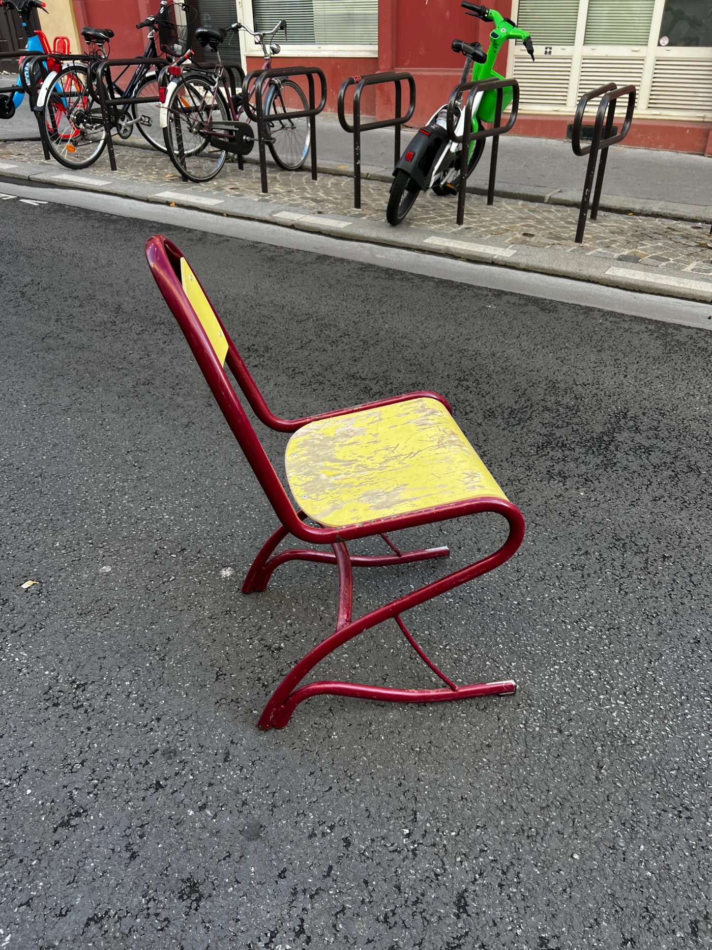 Chaises design jaunes et rouges
