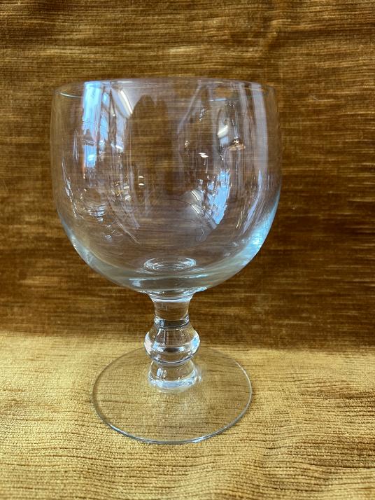 Il s'agit d'un verre à pied