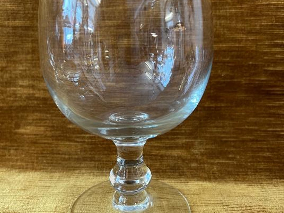 Il s'agit d'un verre à pied