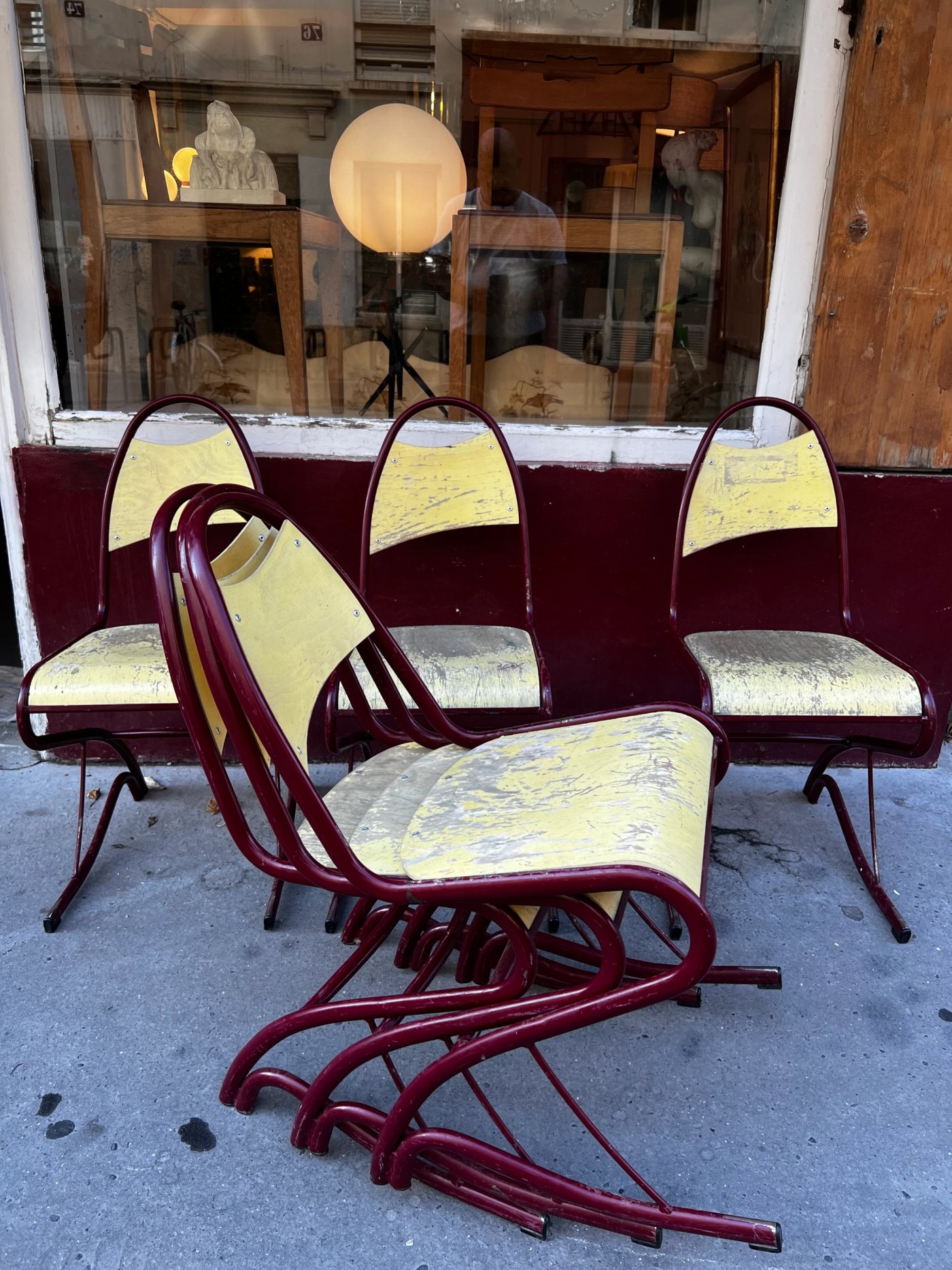 Chaises design jaunes et rouges