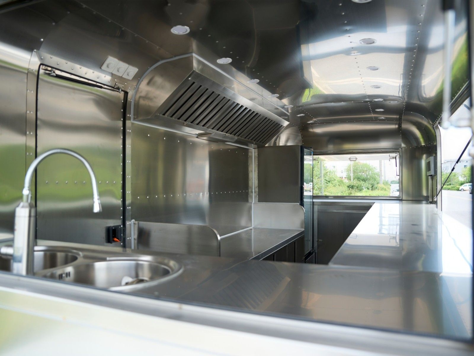 airstream系列 - 5800×2200×2100 mm Tandem Axle白底图 7