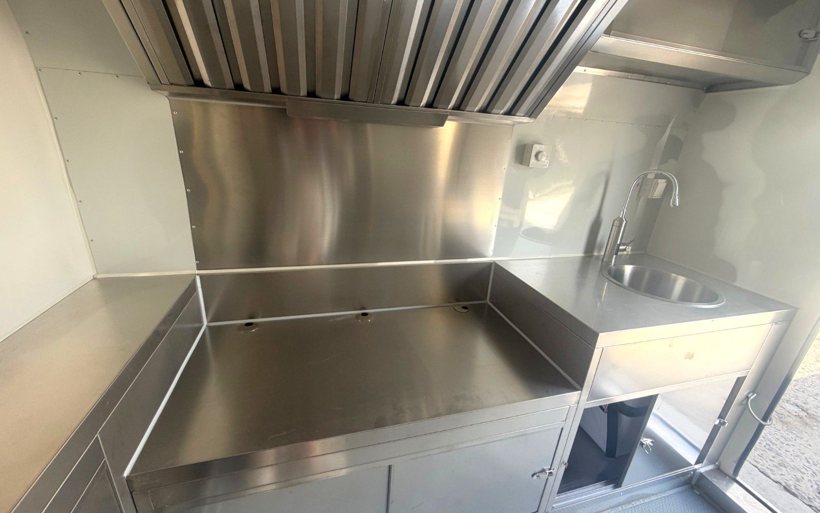 Chris Machinery Pod 2.5m food trailer with sink and hood