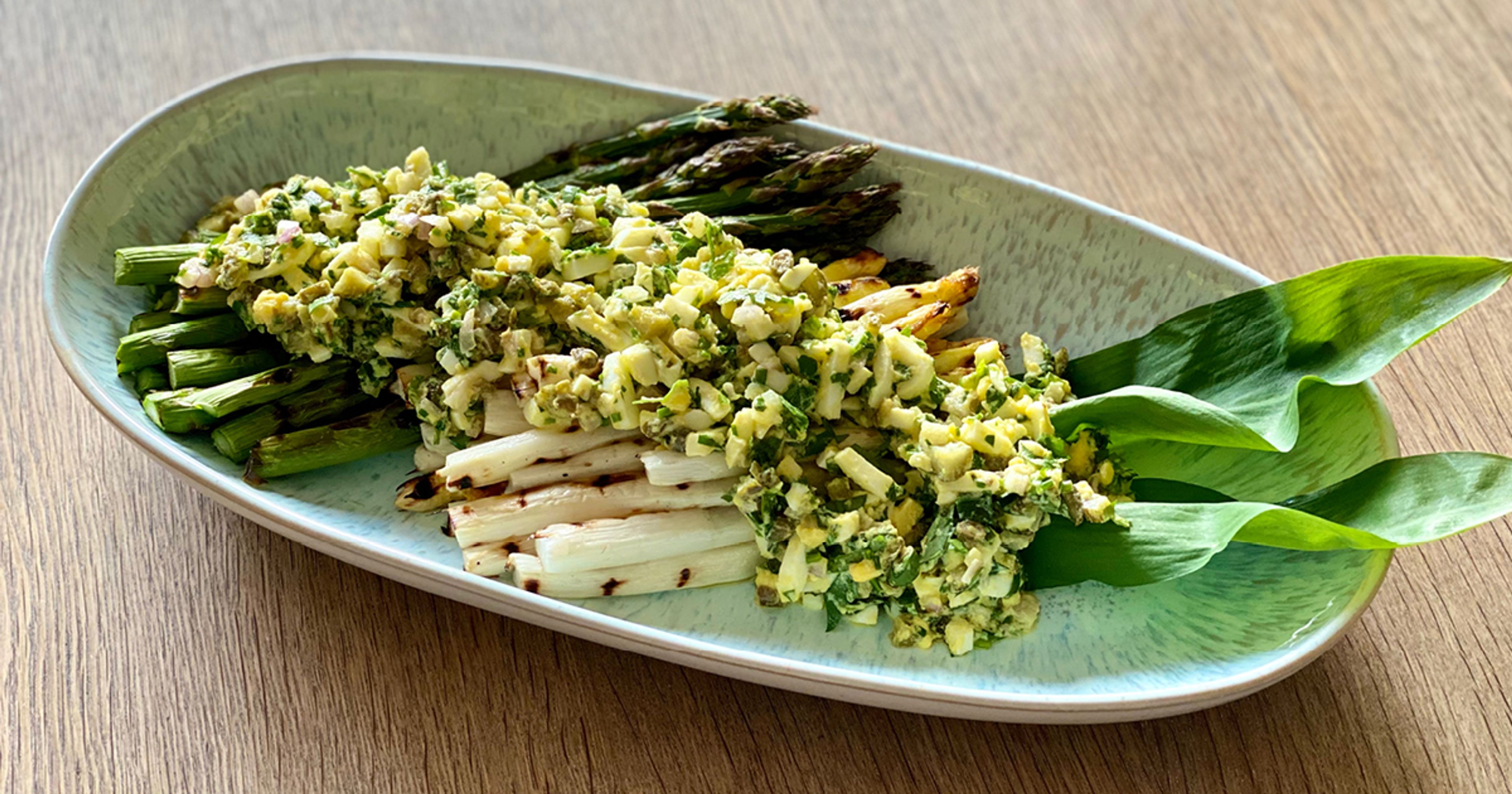 Sådan laver du grillede grønne og hvide asparges med sennepssauce