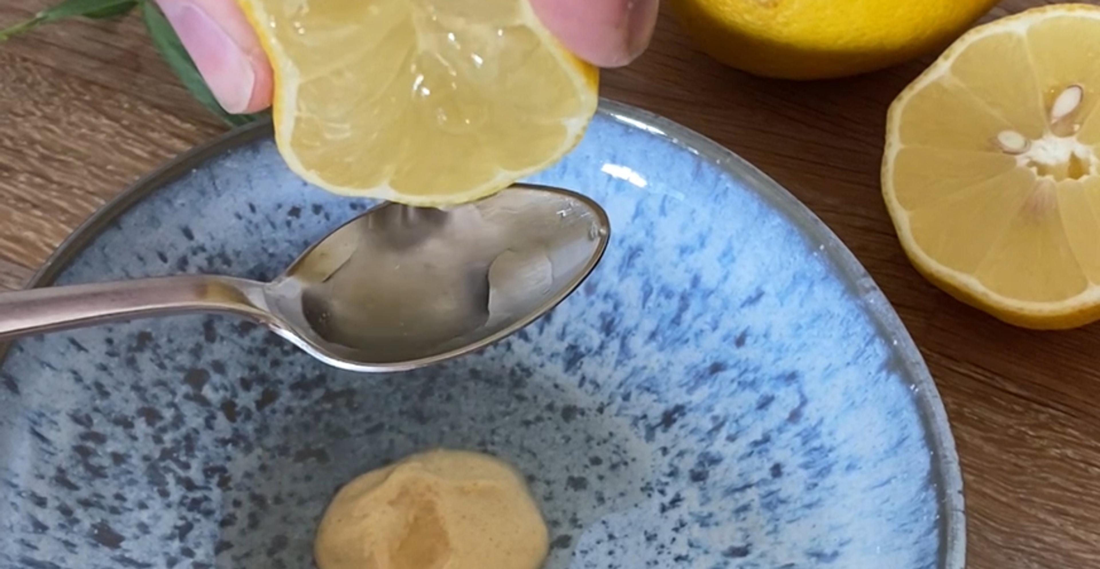 Fingre, der presser en citron