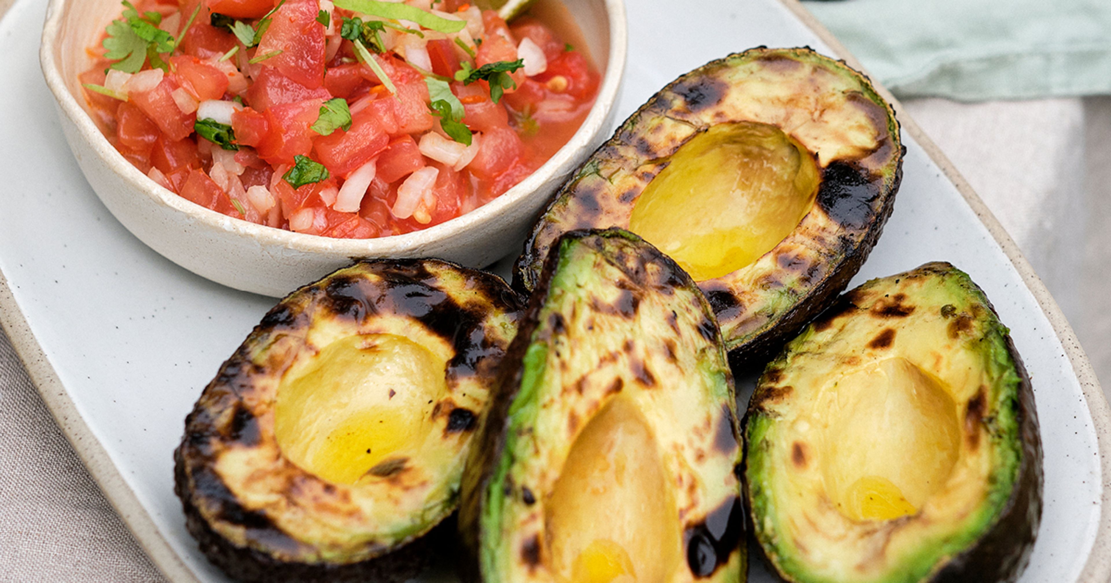 Caribisk grill-tema: Sådan laver du grillede avokadoer og grillet mango salsa 