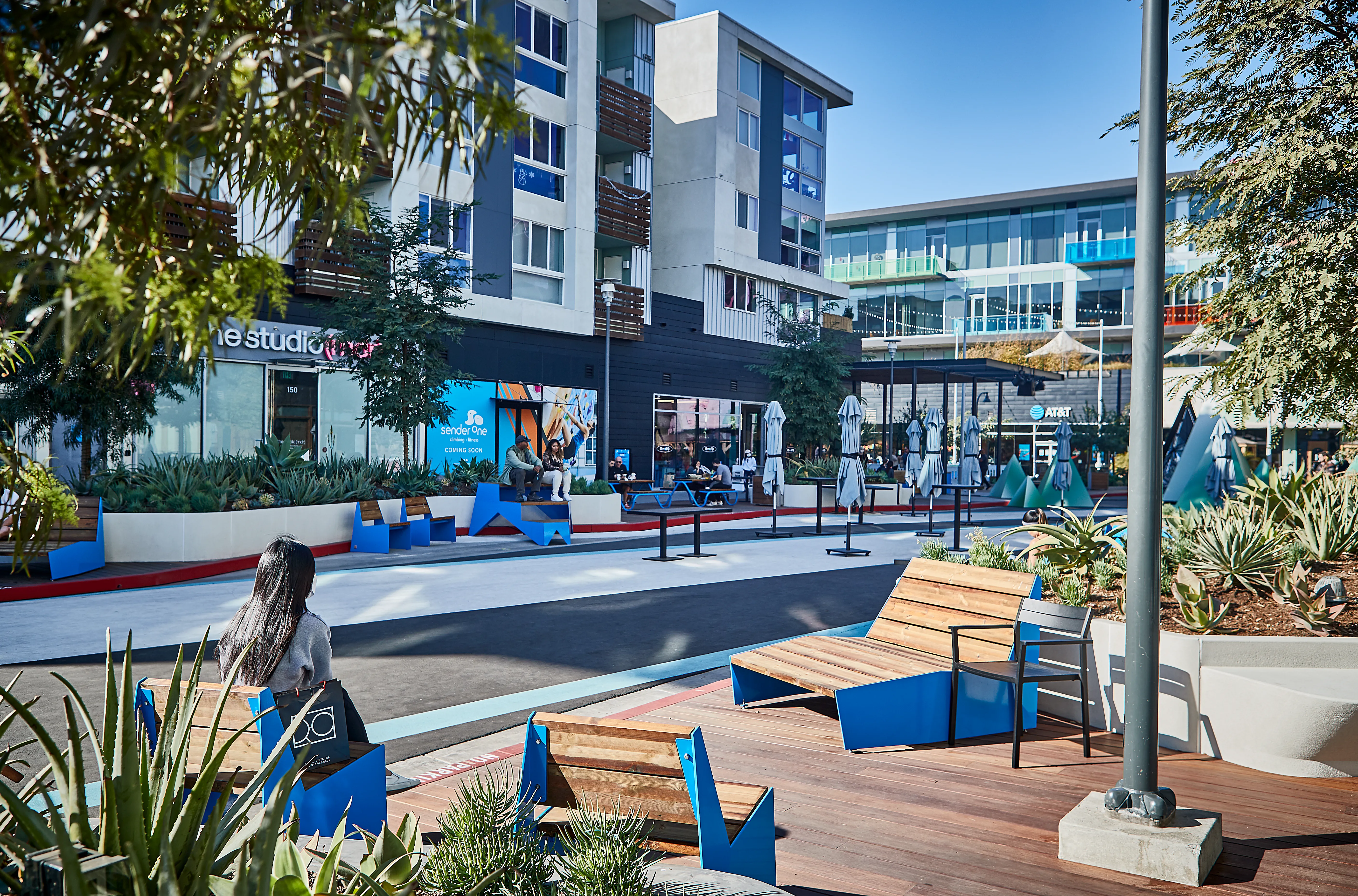 Mobilier dans le contexte du commerce et des espaces extérieurs à Playa Vista