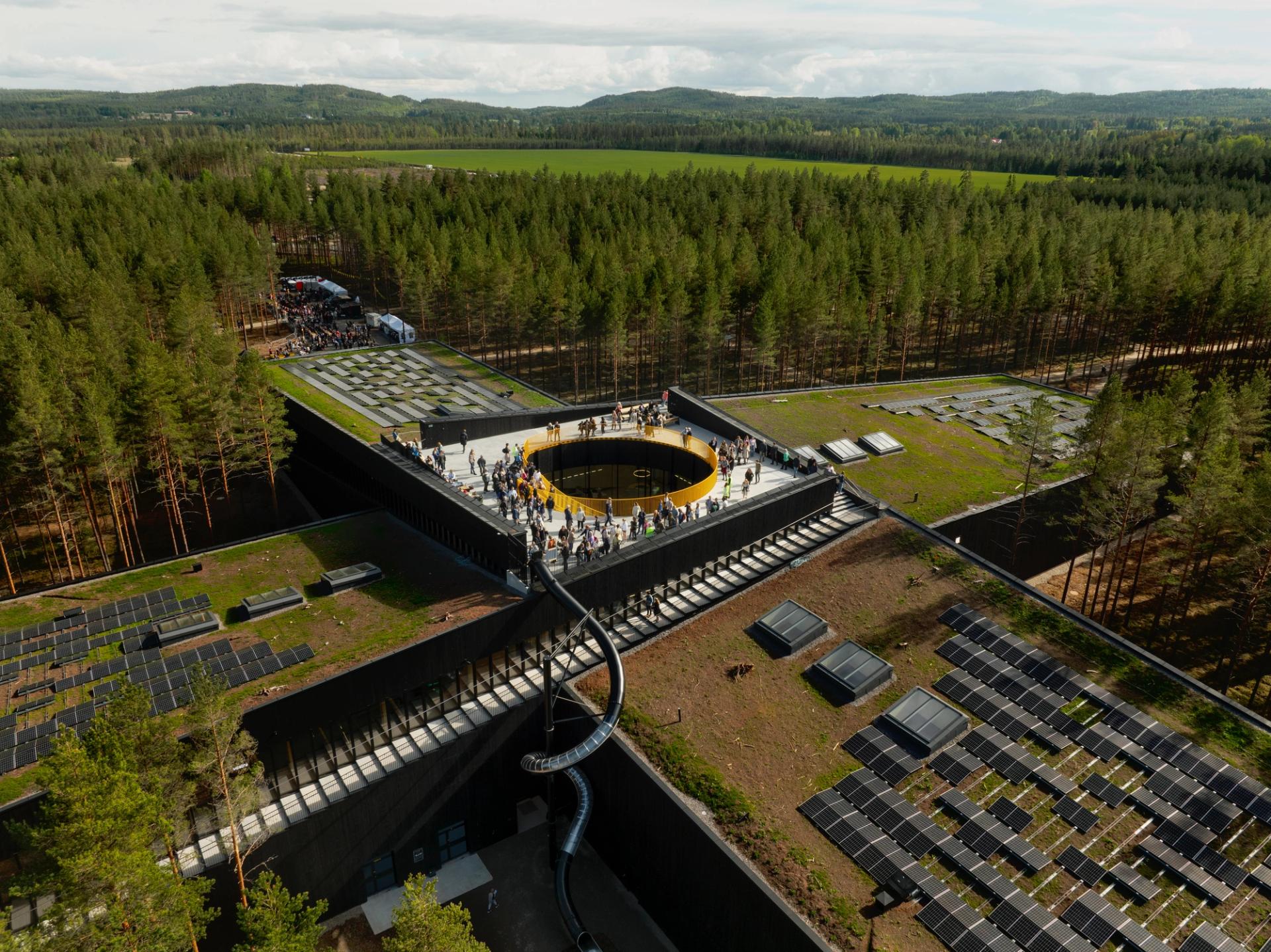 Hvem har bidratt til å bygge verdens mest miljøvennlige møbelfabrikk, The Plus?