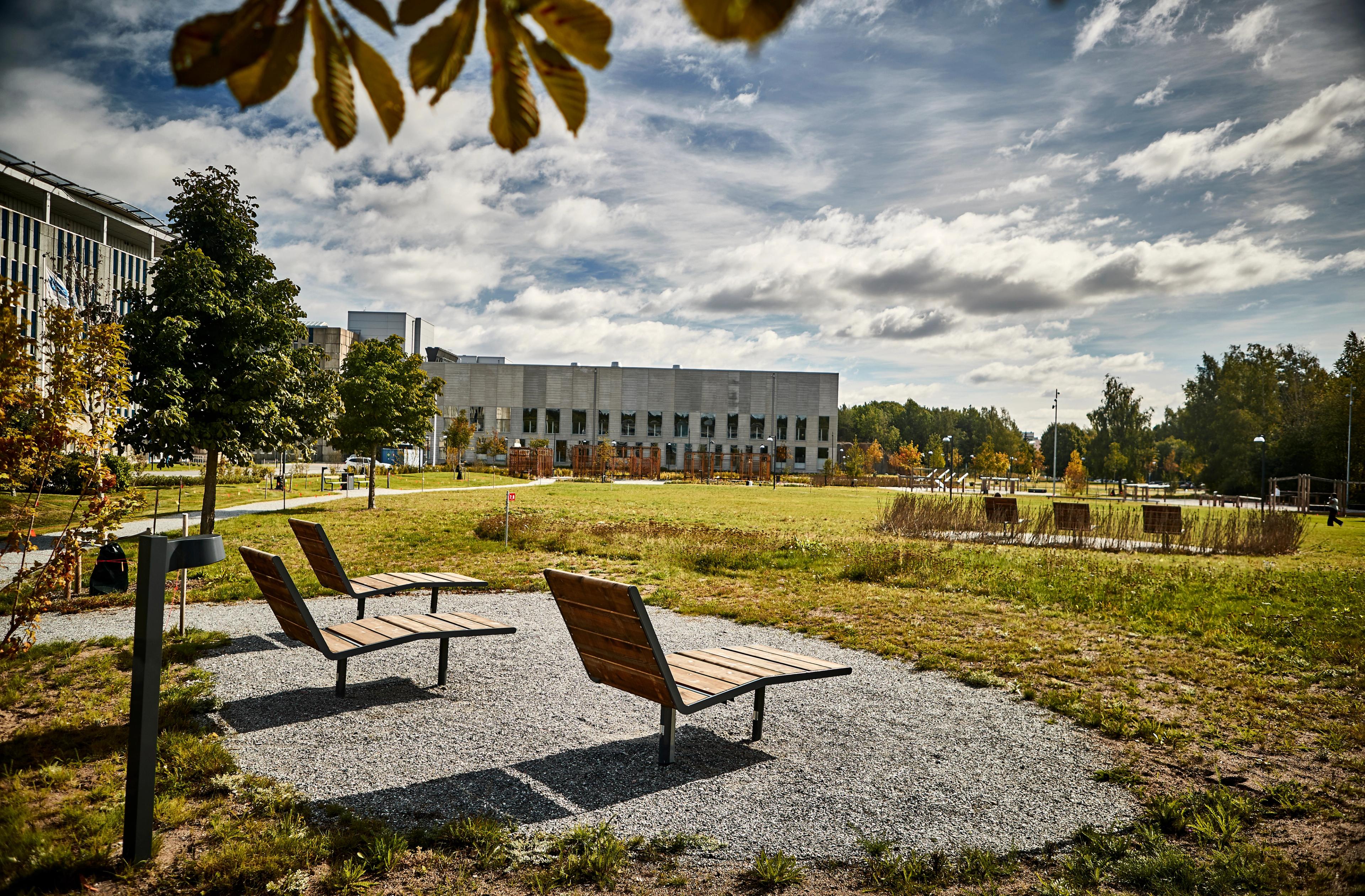 APRIL sun bench