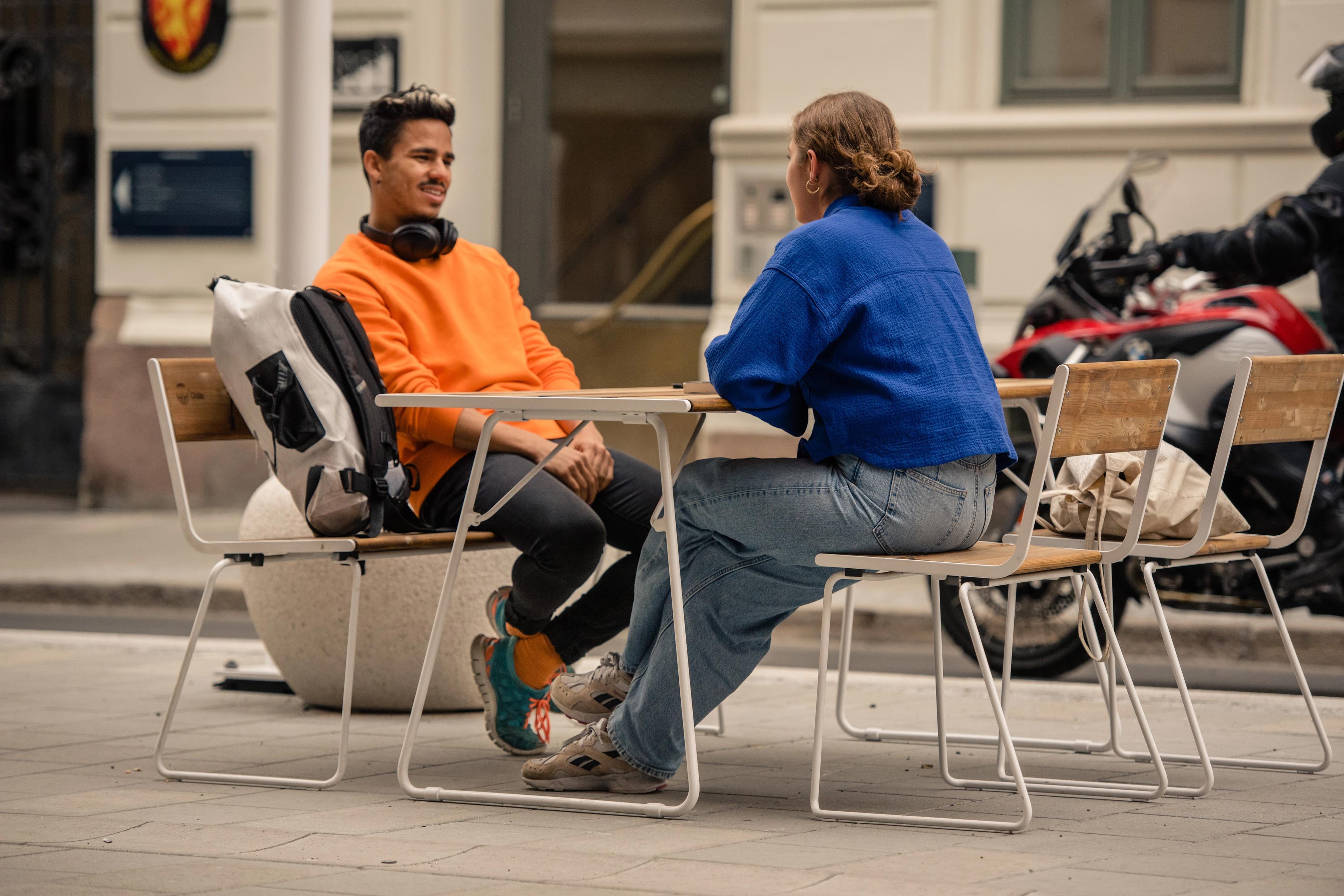 APRIL GO chair