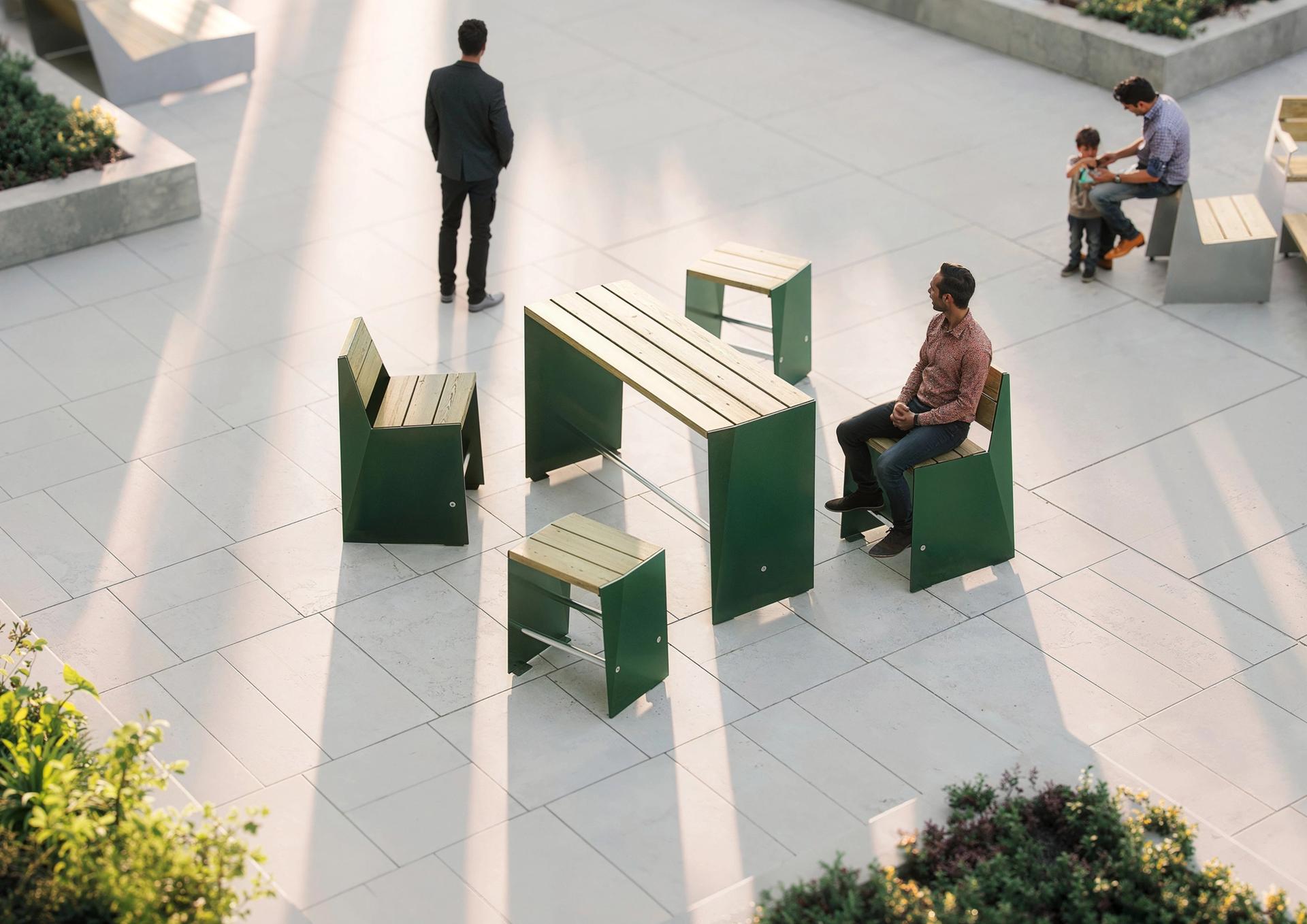 BLOC bar table