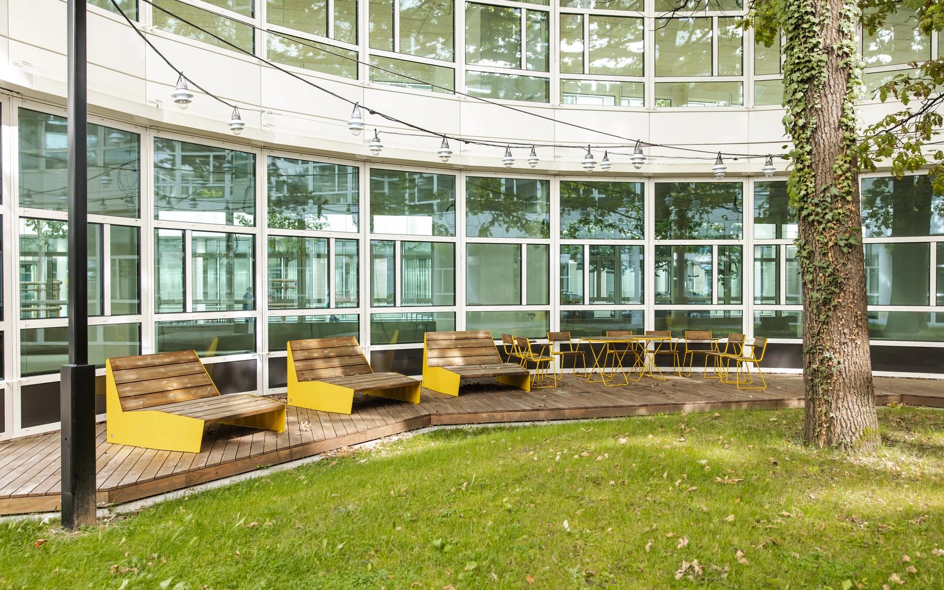 Integrating outdoor space into a sustainable work and living environment