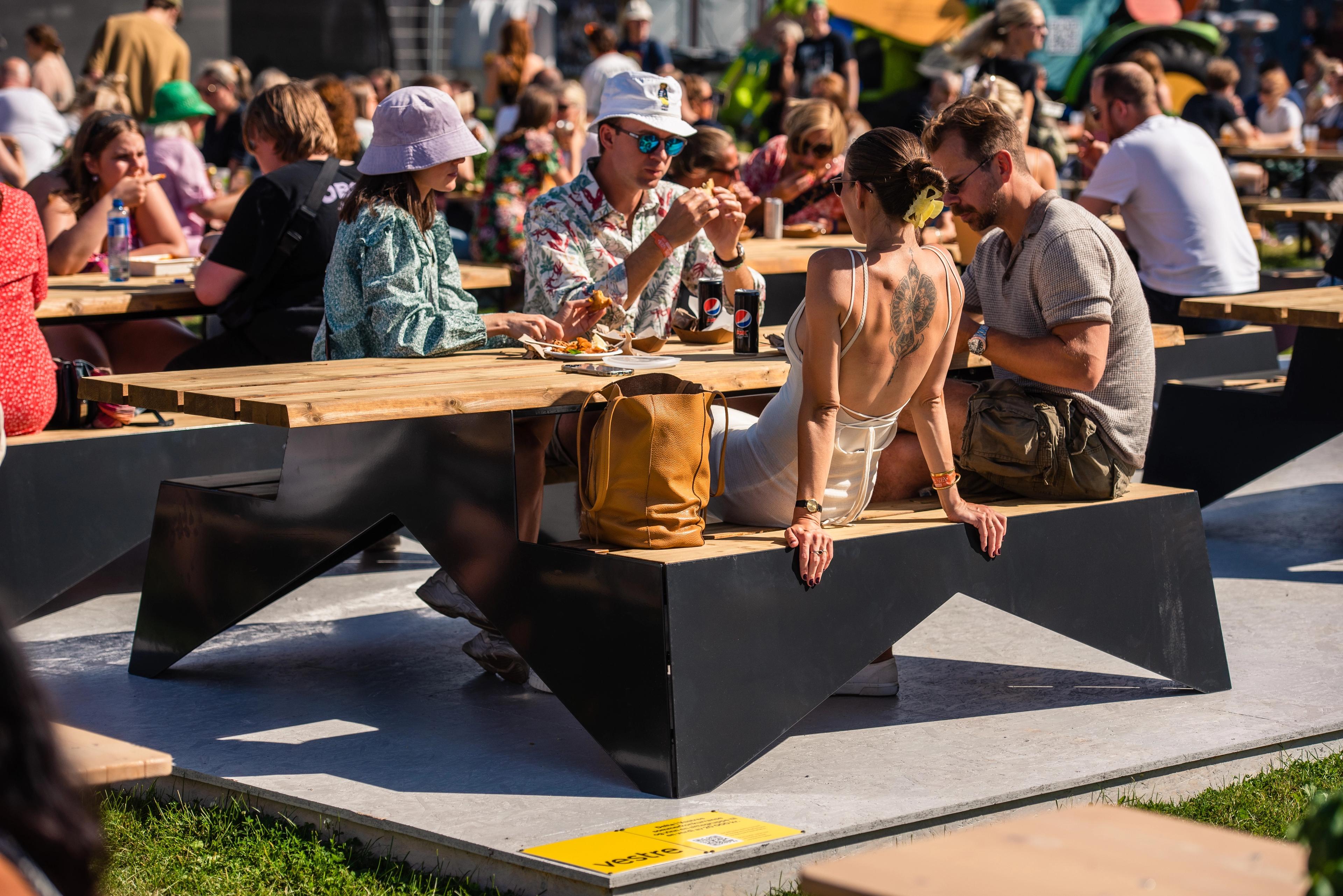 STOOP picnic table