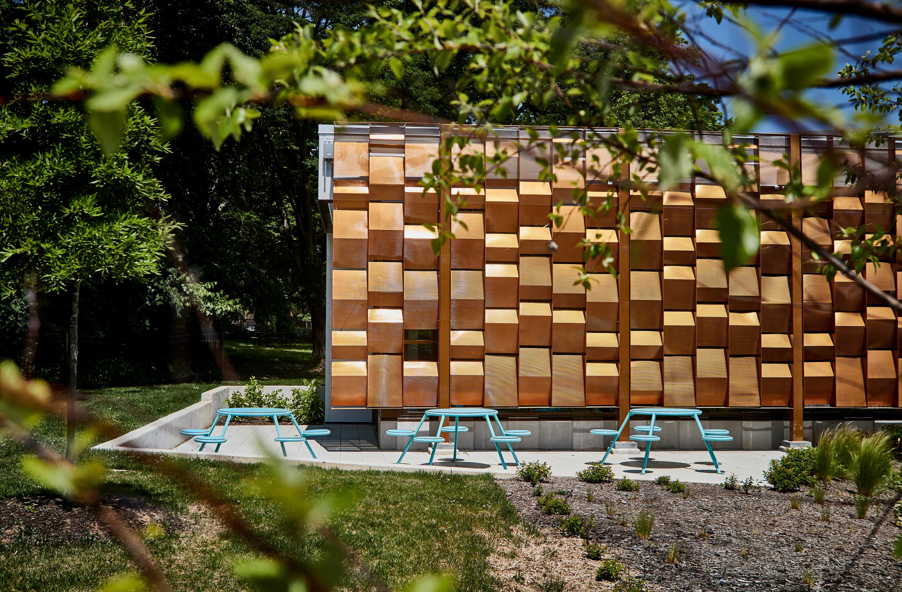 BUZZ picnic table