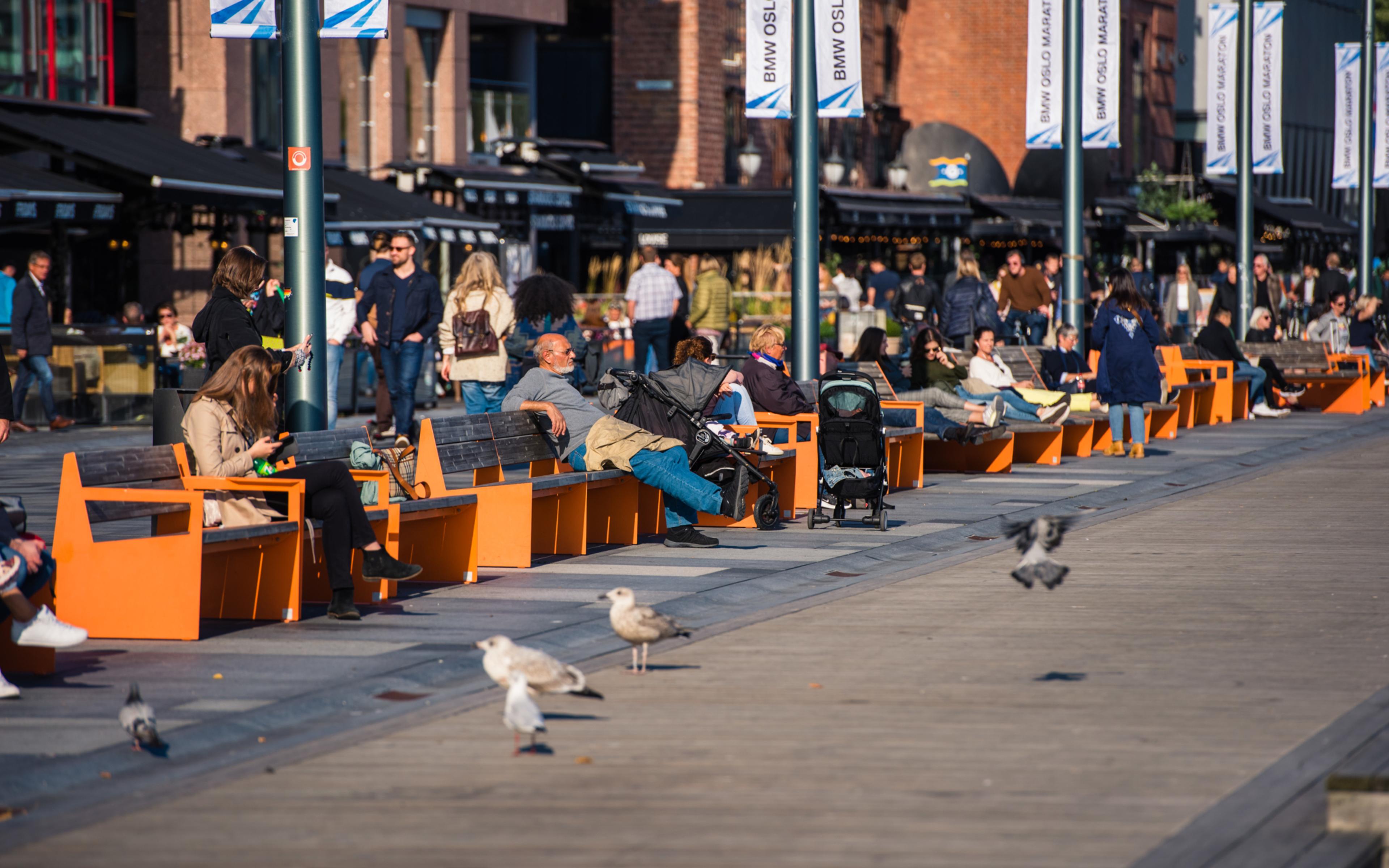 Boliger, shopping, kontorer, servering og underholdning. Velkommen til Aker Brygge.