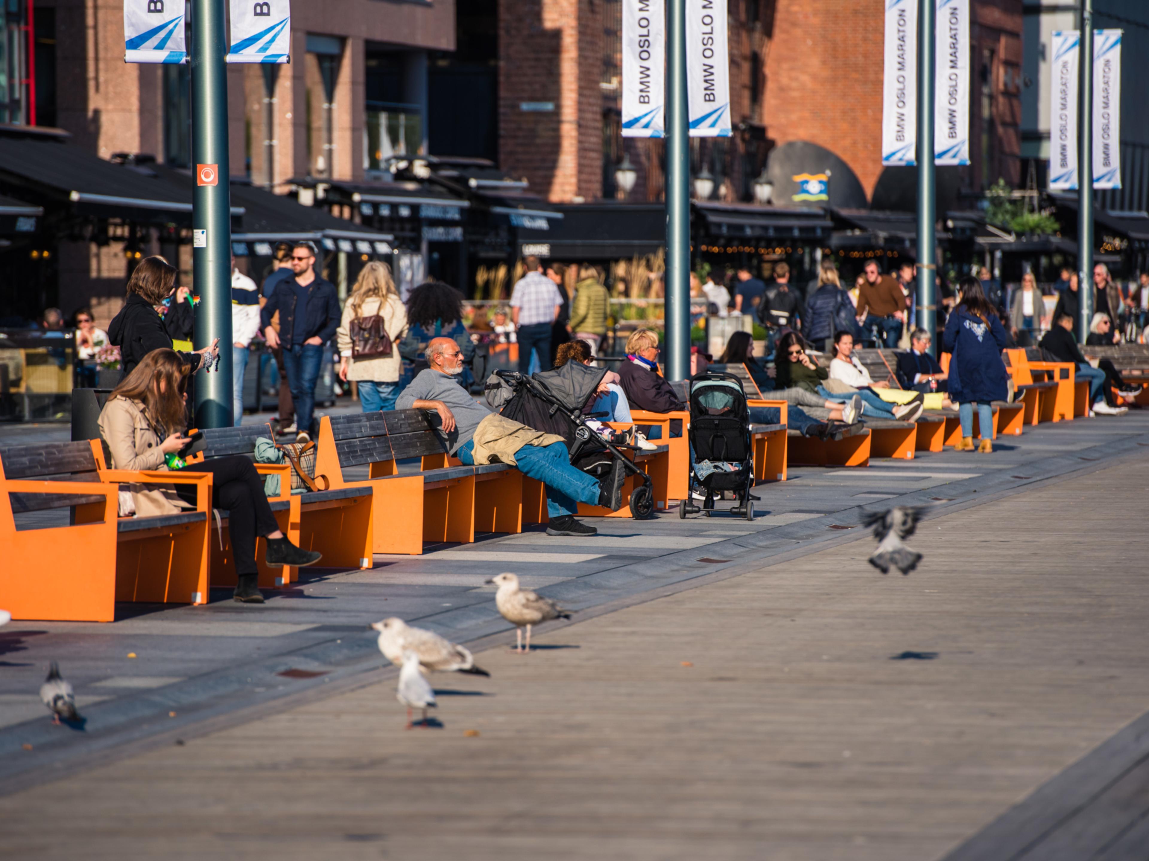 Boliger, shopping, kontorer, servering og underholdning. Velkommen til Aker Brygge.