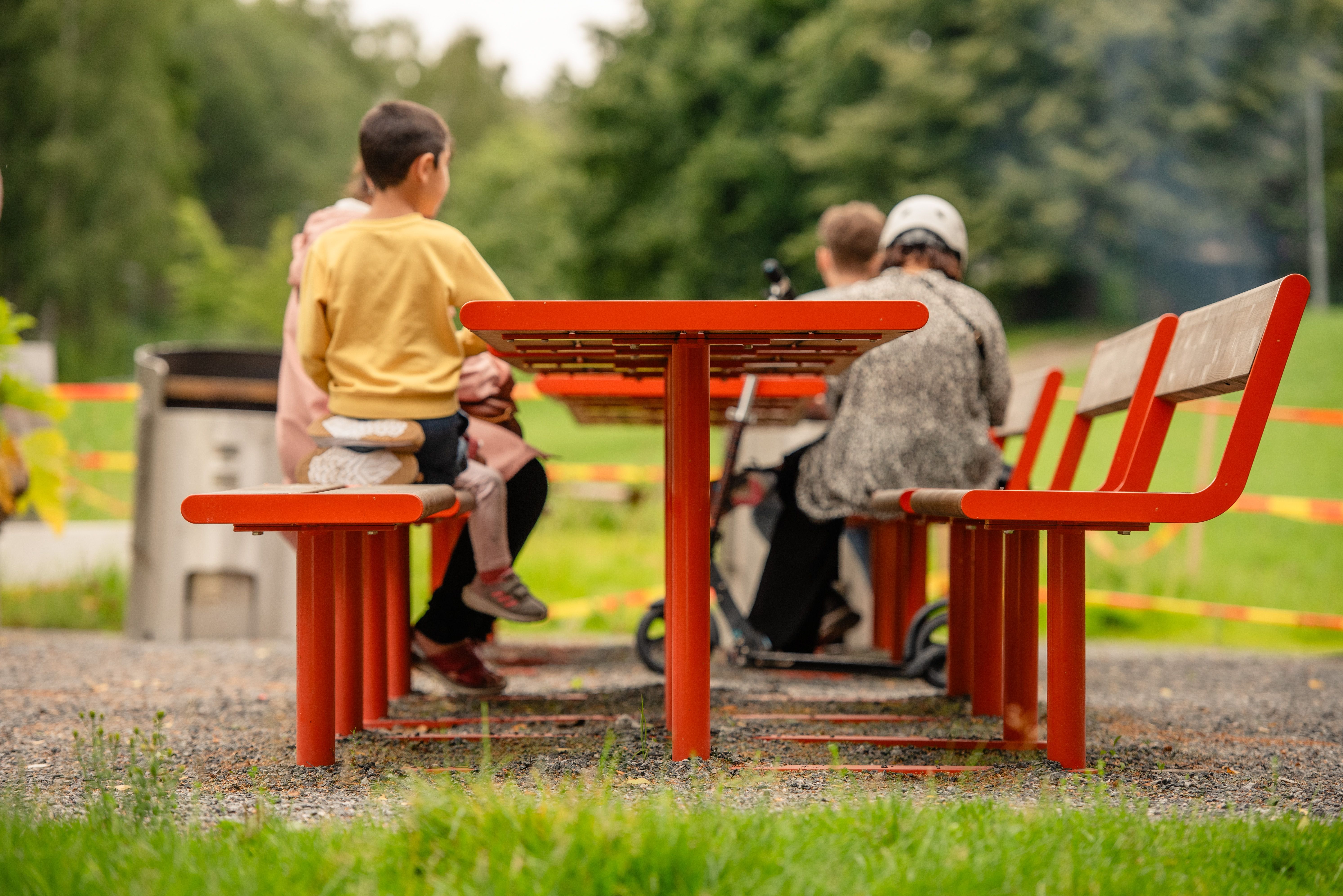 APRIL picnic table