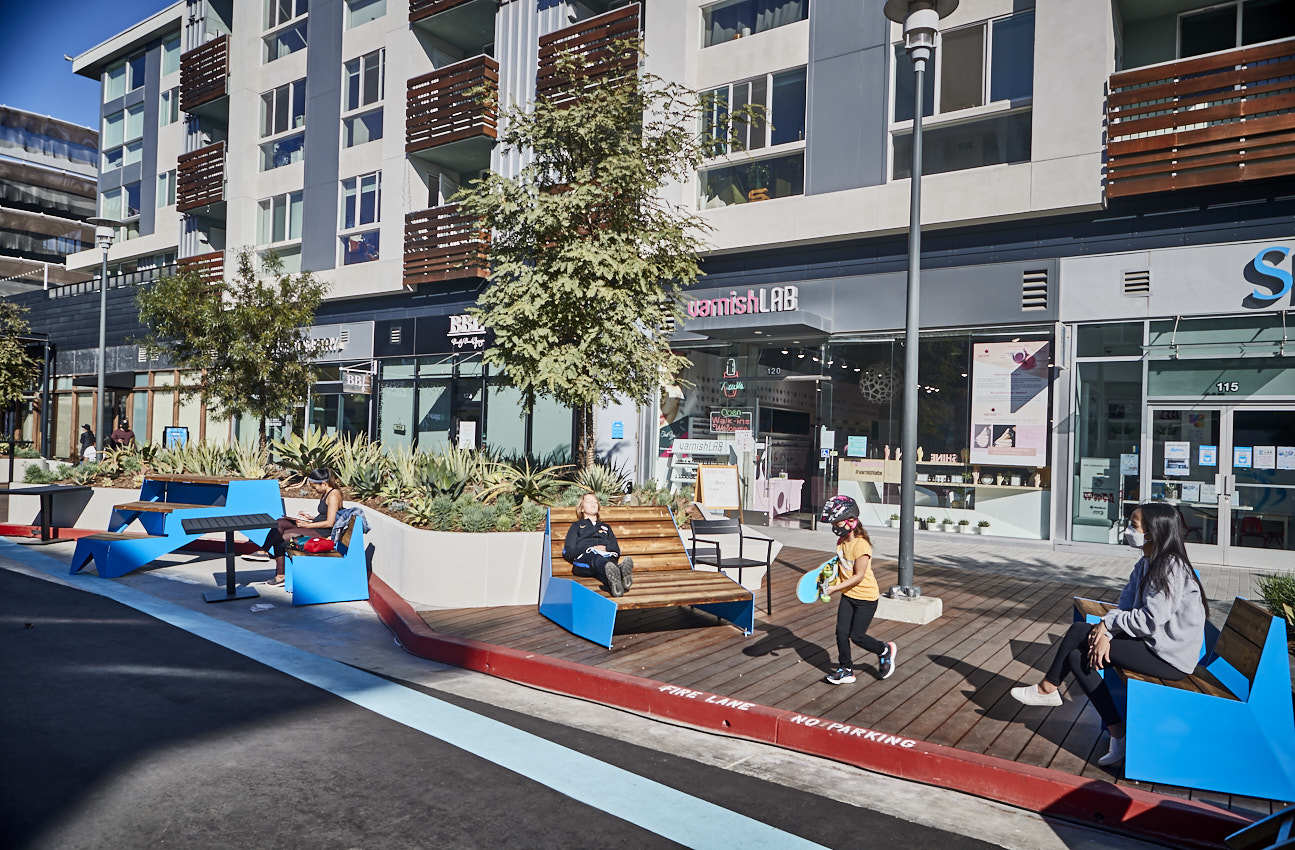 From a congested and soulless area to a pedestrian street bustling with life