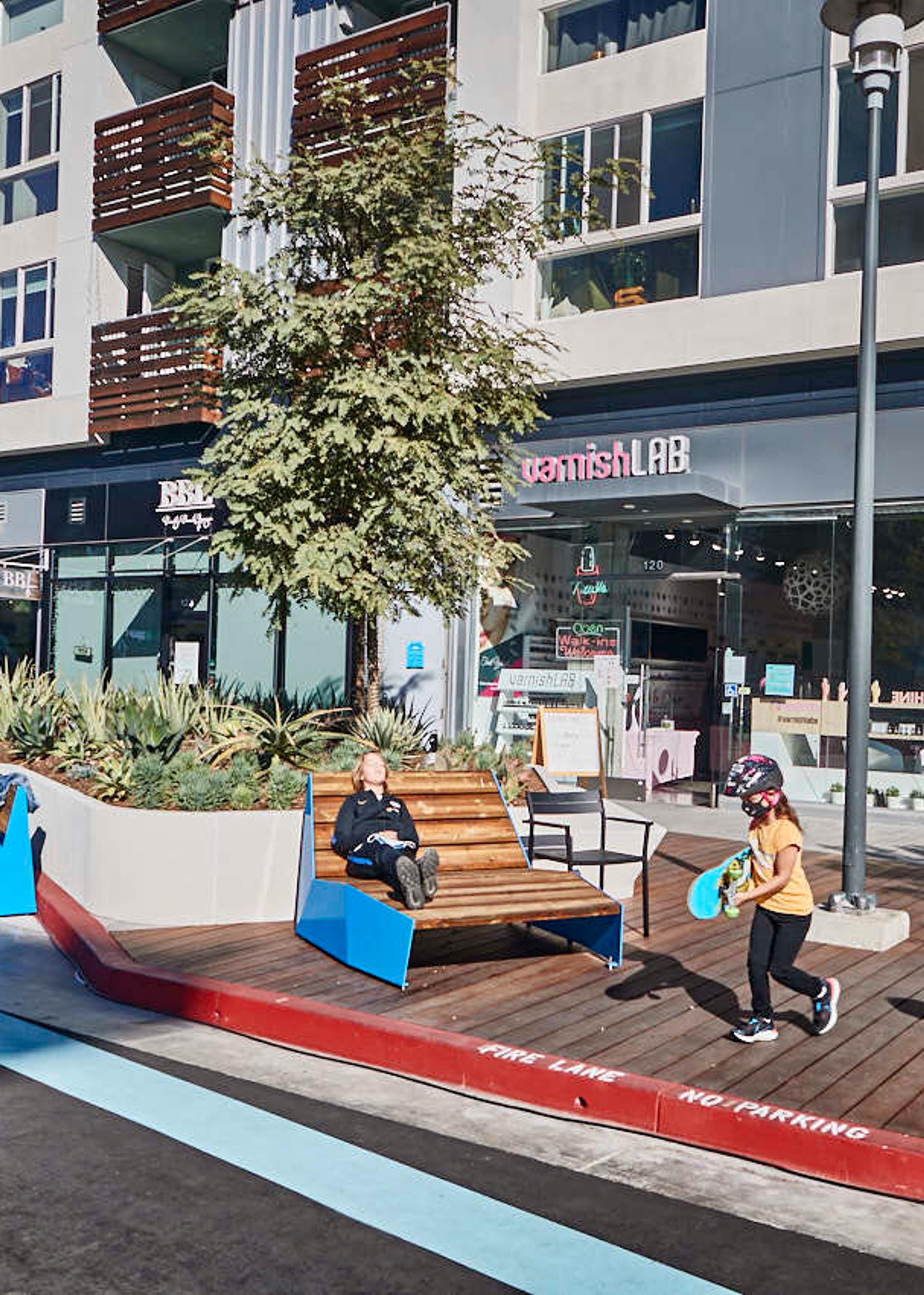 From a congested and soulless area to a pedestrian street bustling with life