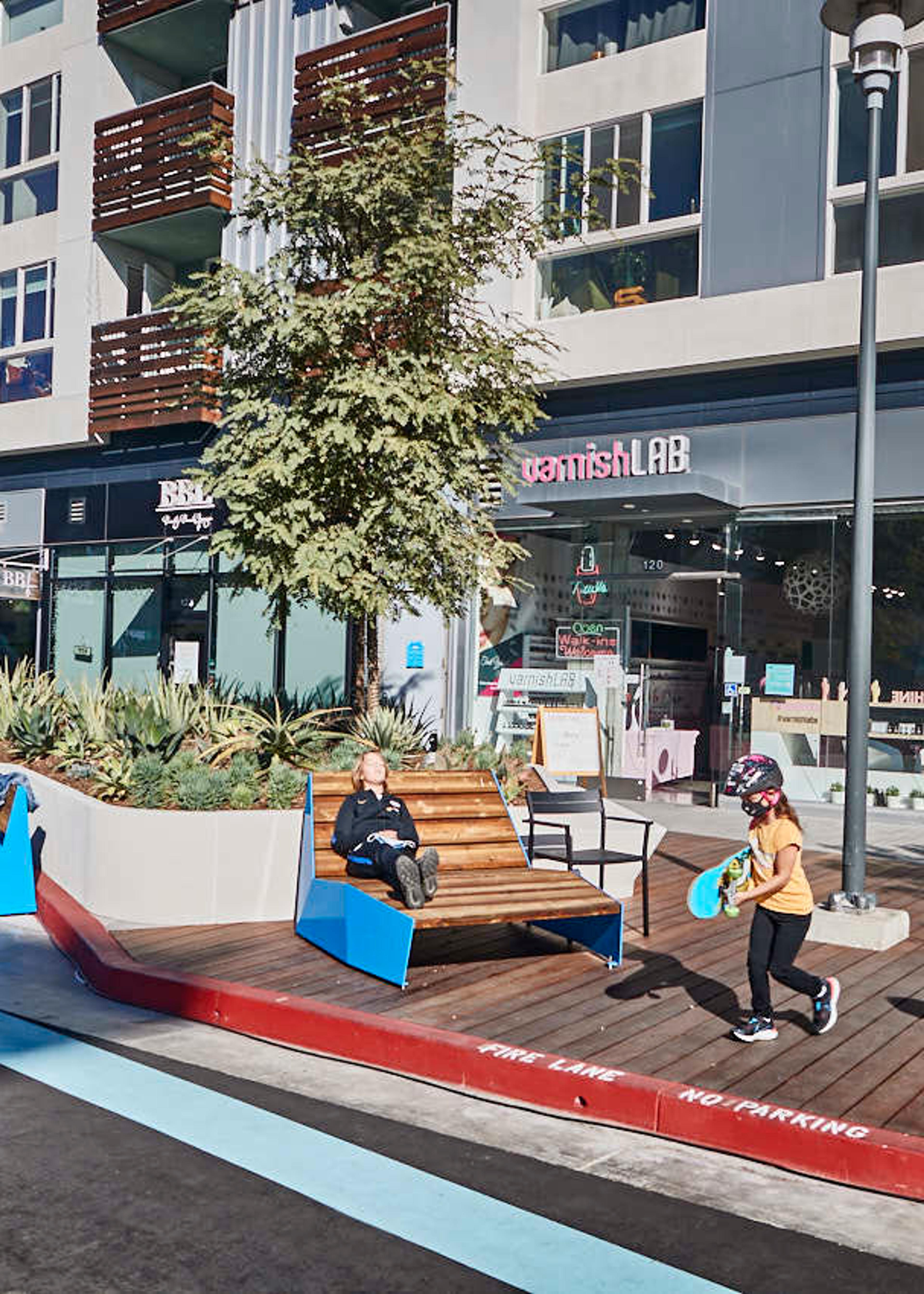 From a congested and soulless area to a pedestrian street bustling with life