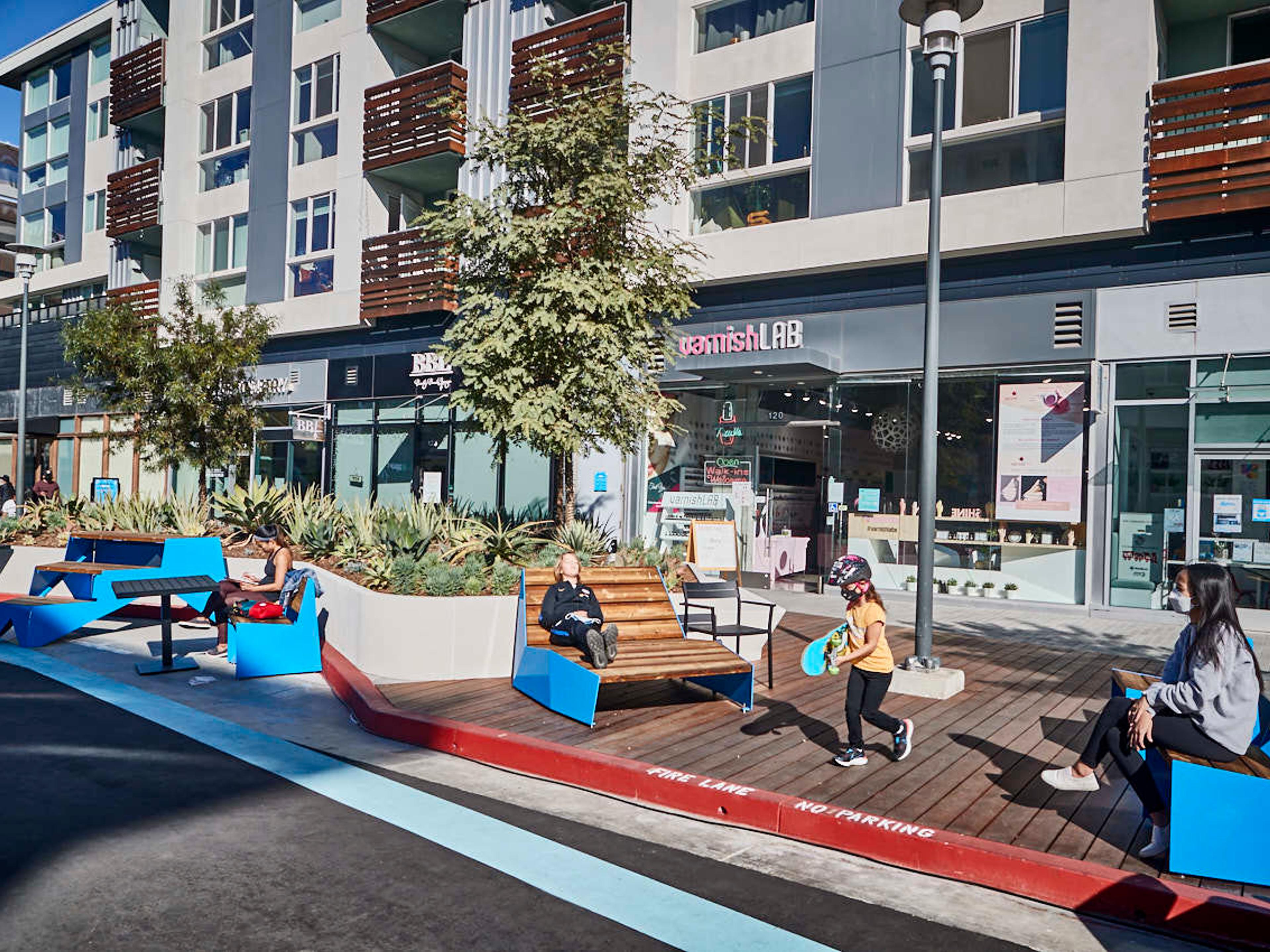 From a congested and soulless area to a pedestrian street bustling with life