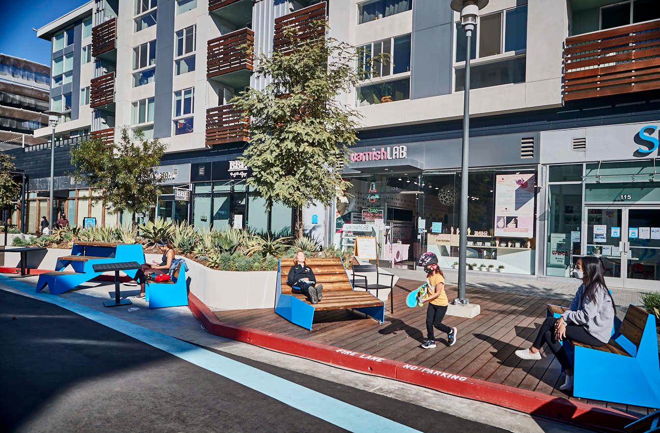 From a congested and soulless area to a pedestrian street bustling with life