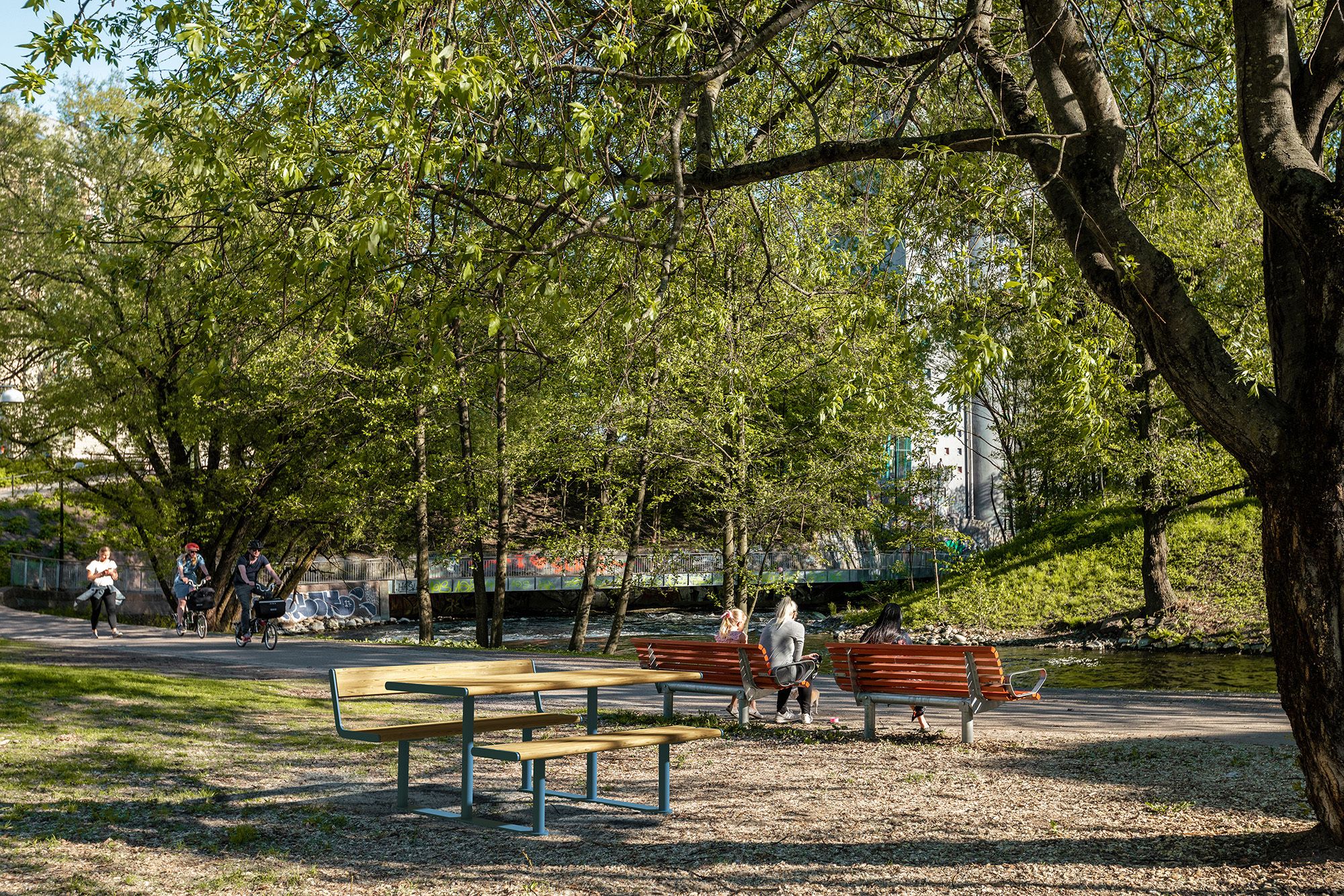 APRIL picnic table