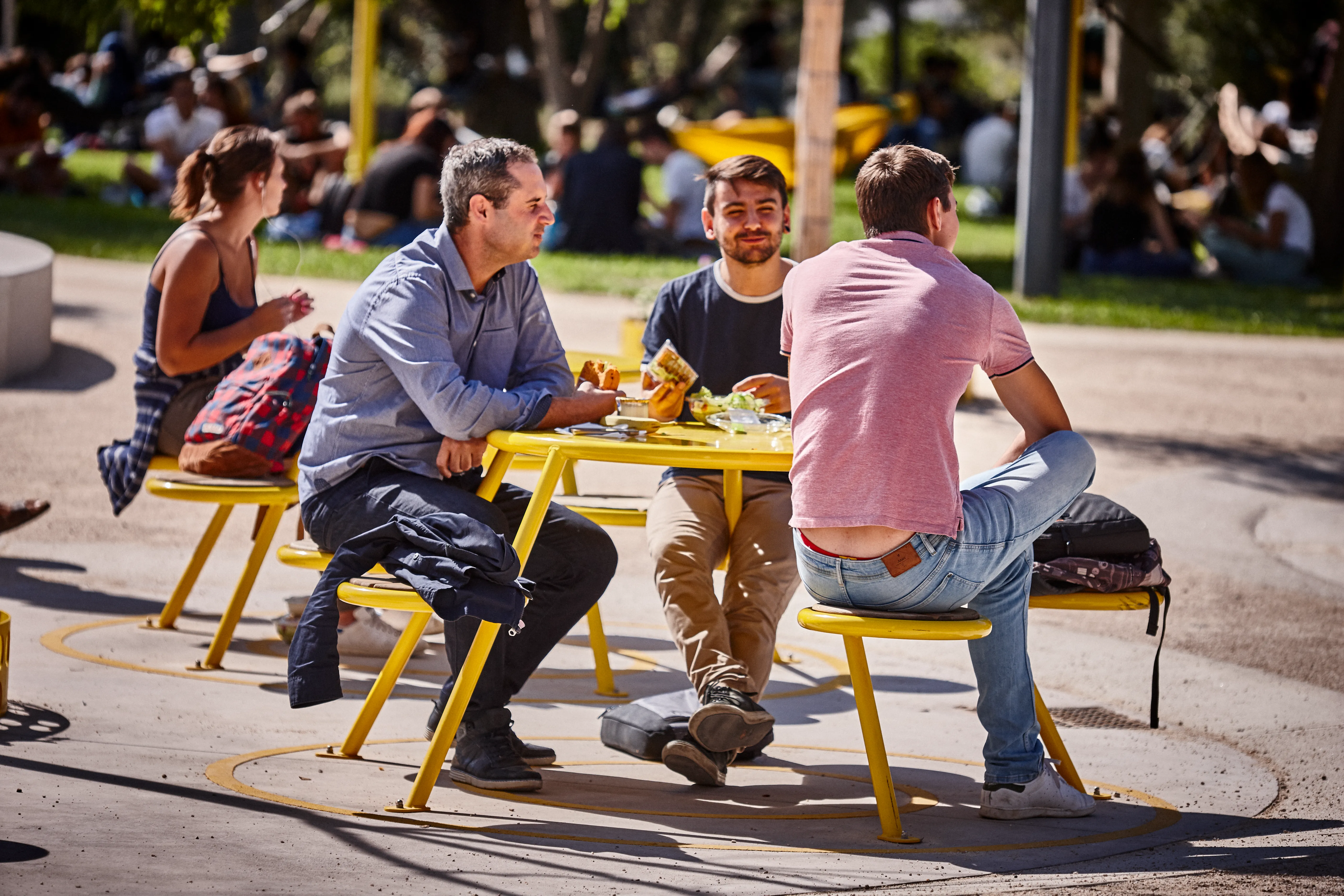 BUZZ picnic table