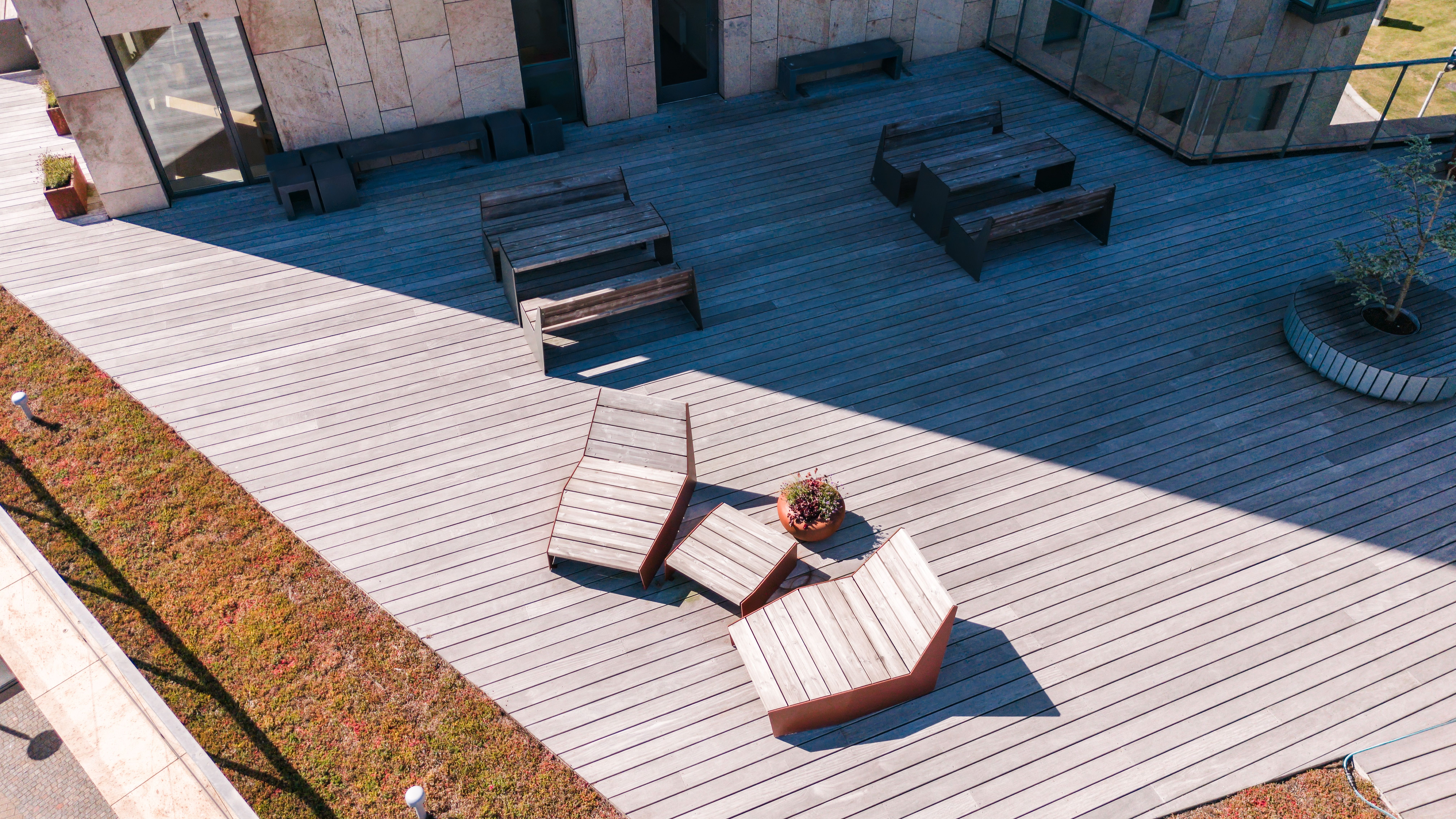 A terrace defined by seamless continuity 
