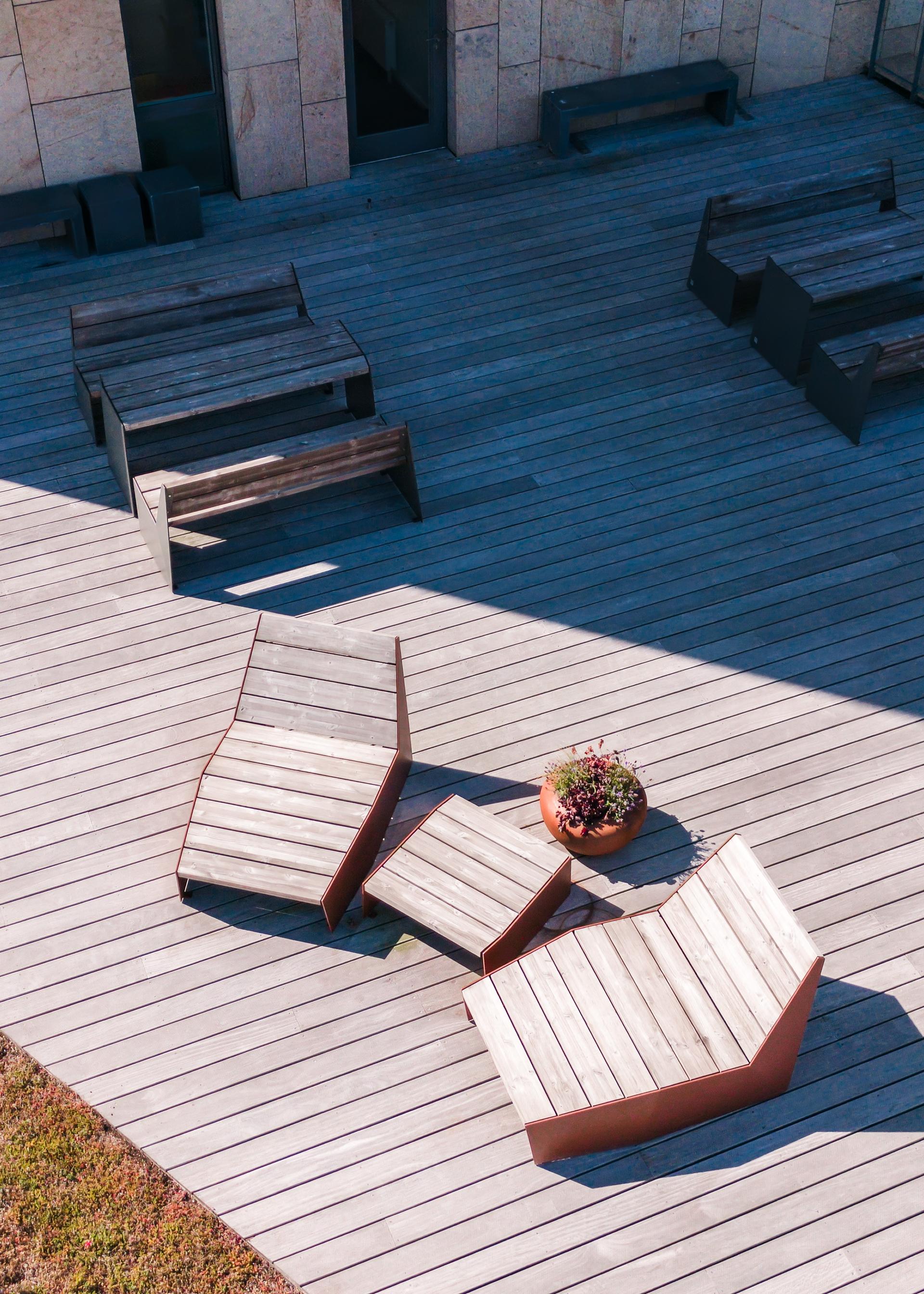 A terrace defined by seamless continuity