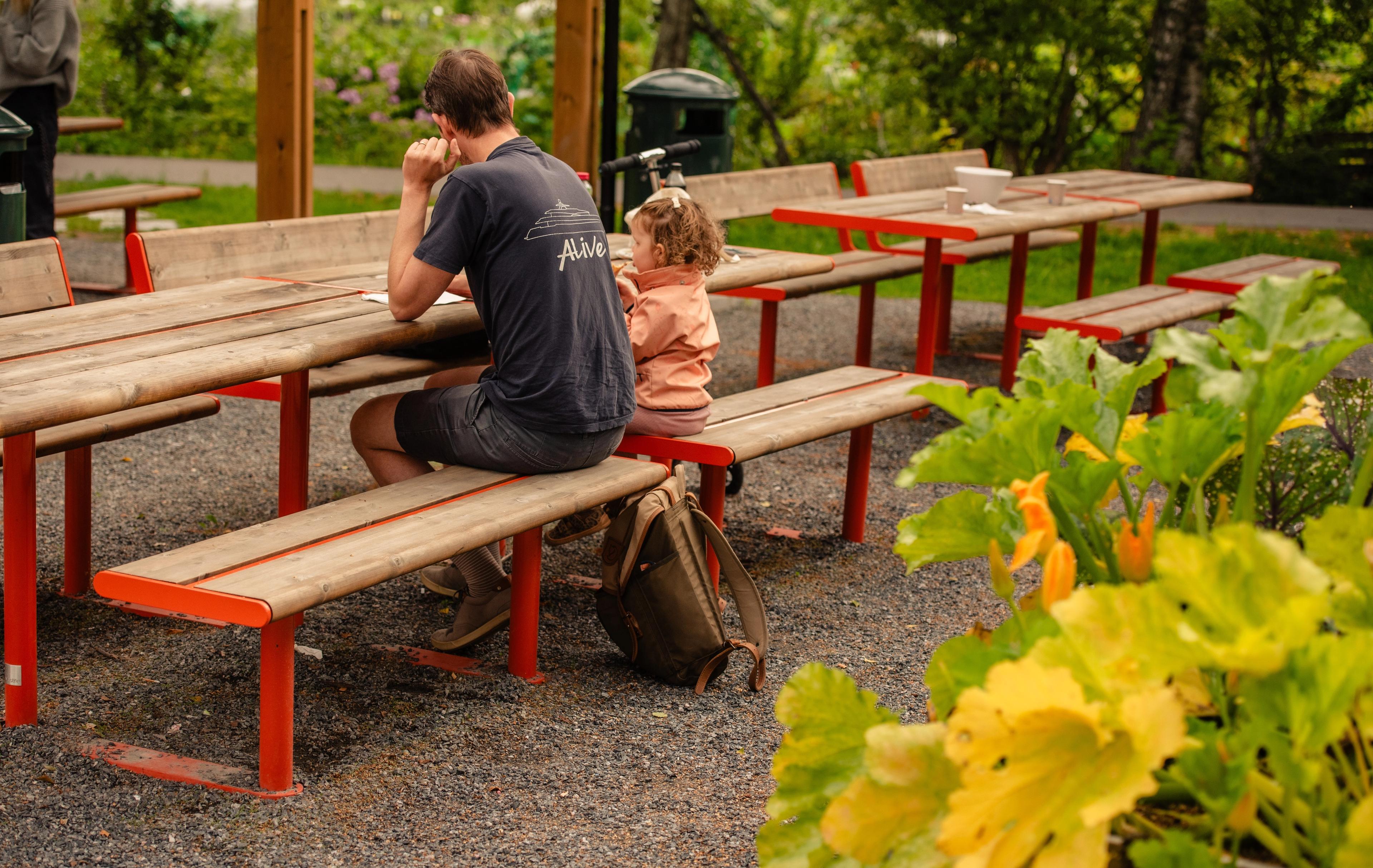 APRIL picnic table