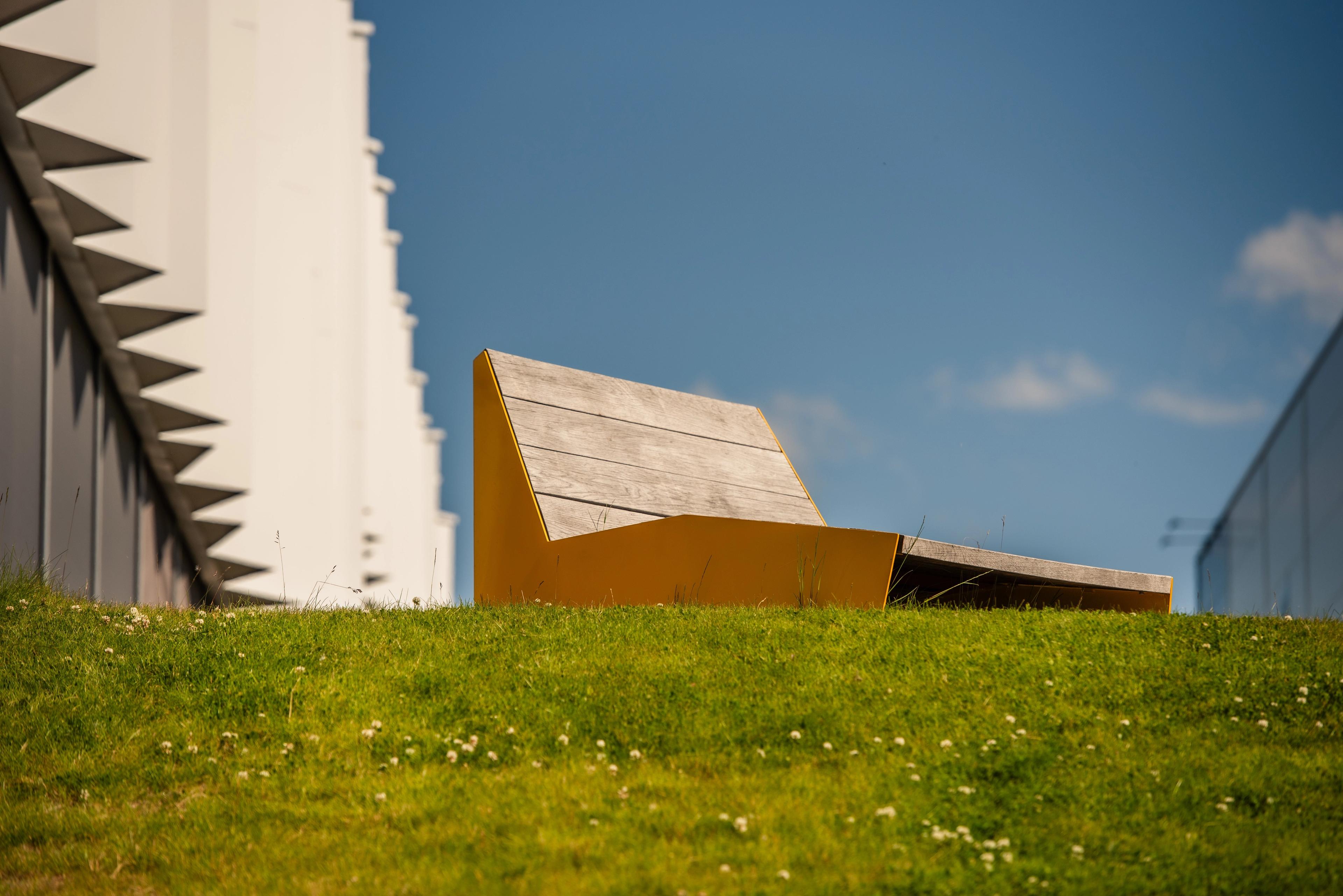 BLOC sun bench