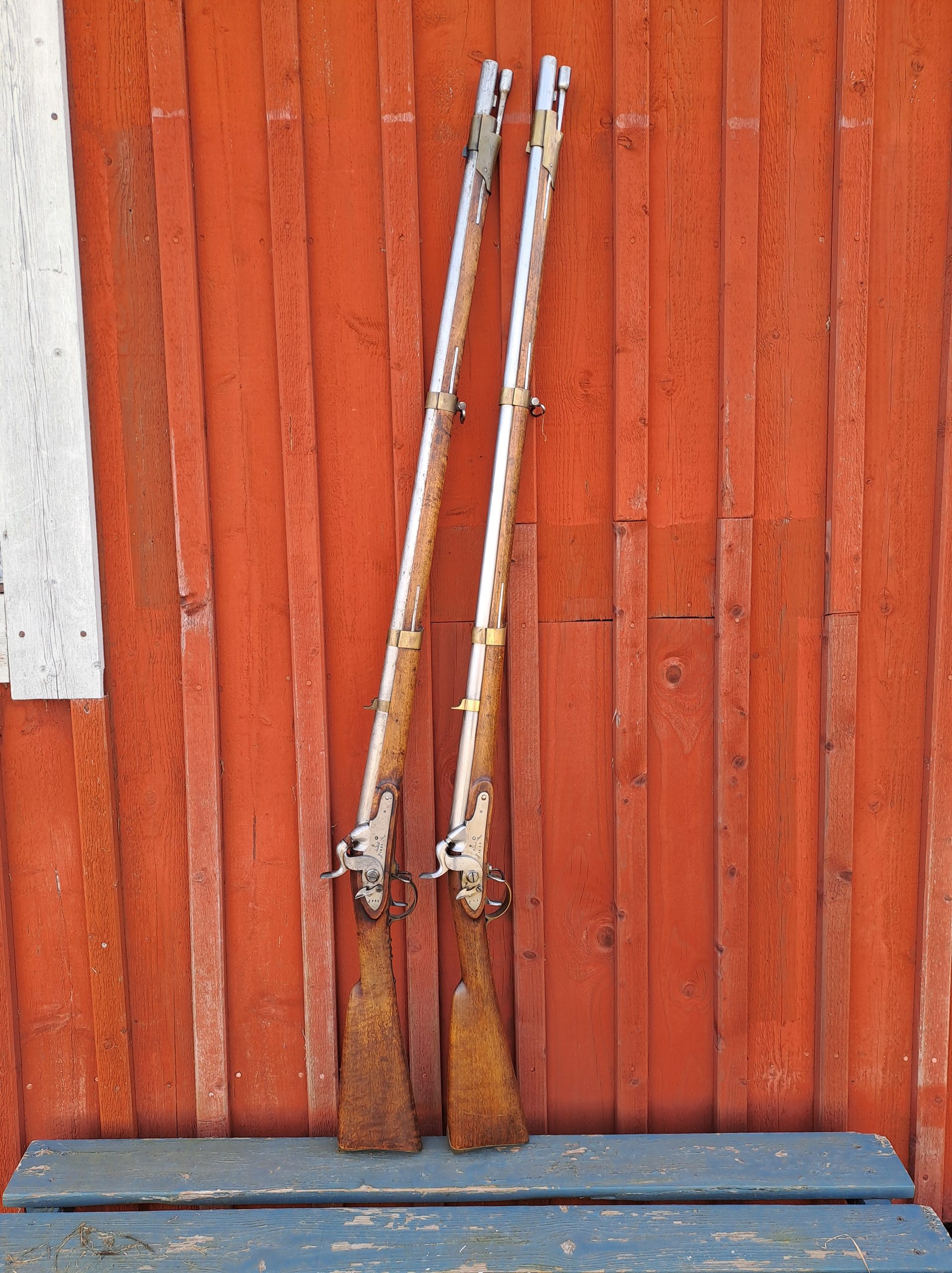 Två stycken utmärkta miniegevär m/1845-54, bild 1 av 3
