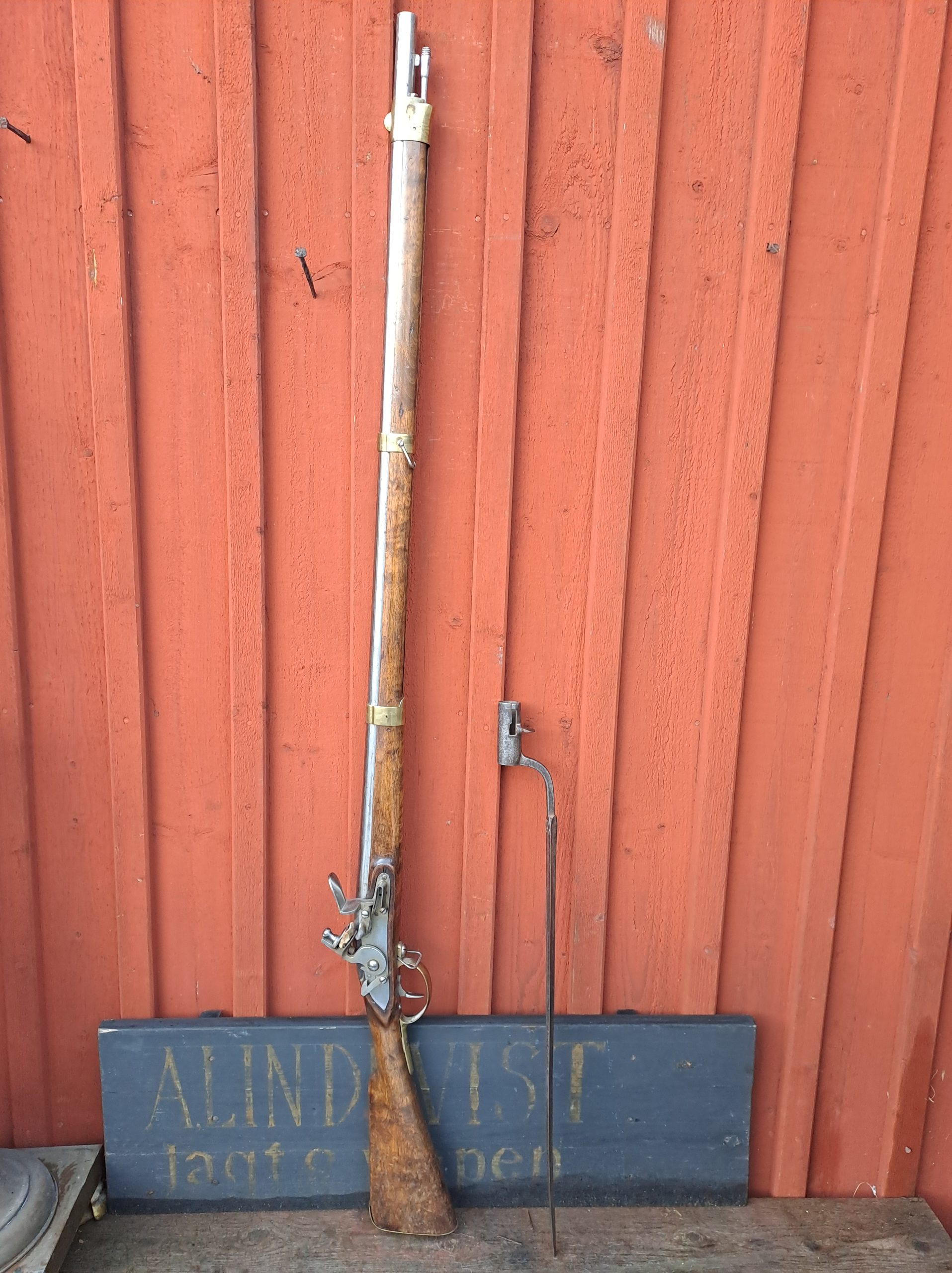 En mycket fin m/1799 med bajonett.